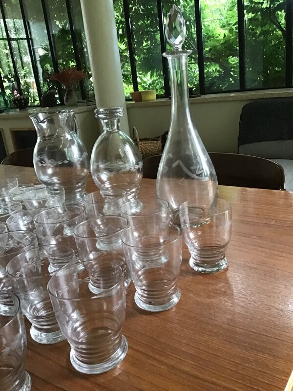 Service de verres avec carafes, pichet et dessous de  bouteille