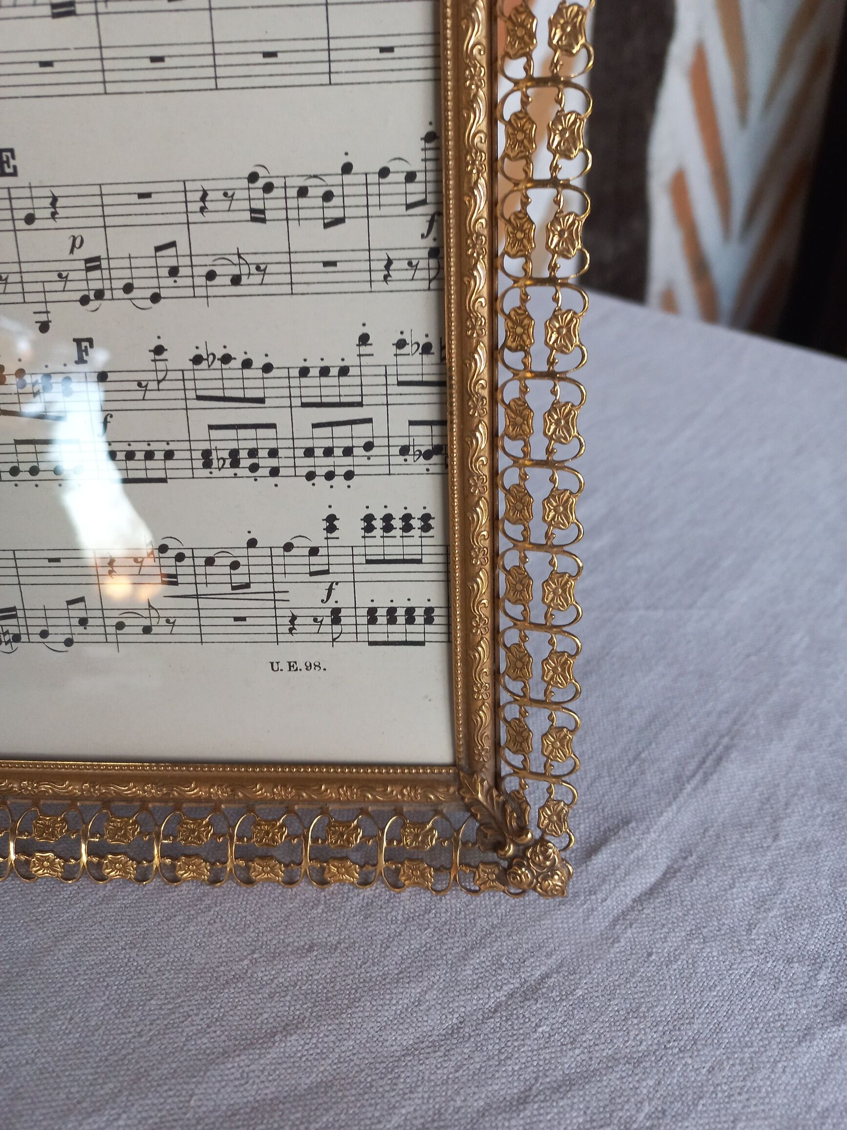 Chiseled gold pose photo frame