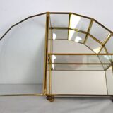 Paire de vitrines laiton doré, verre, miroir années 60