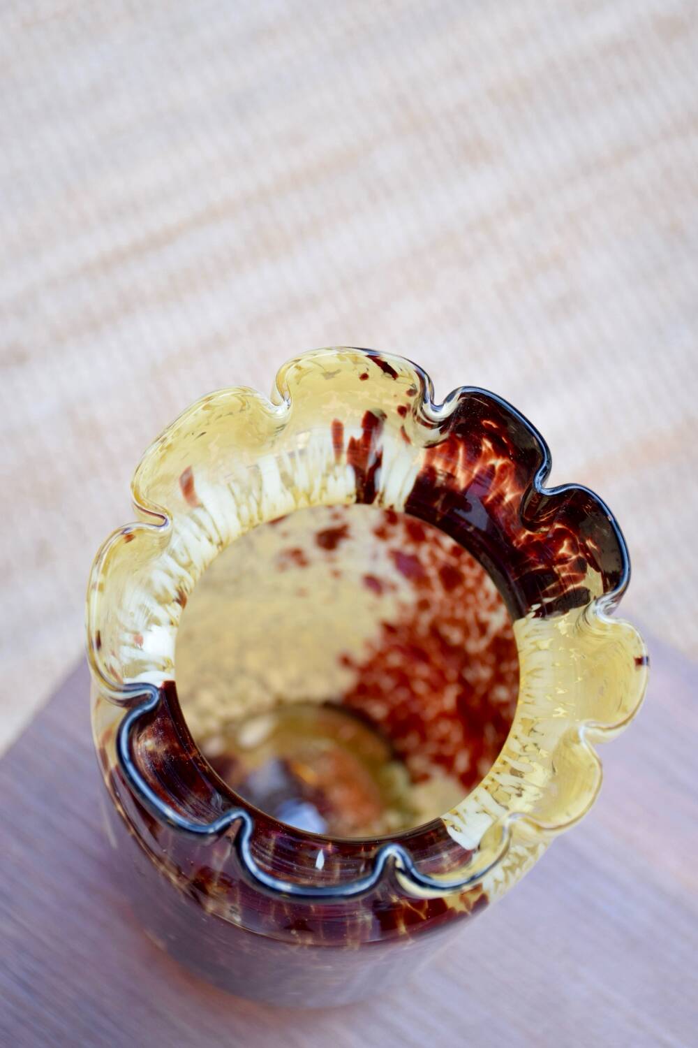 Vase en verre moucheté