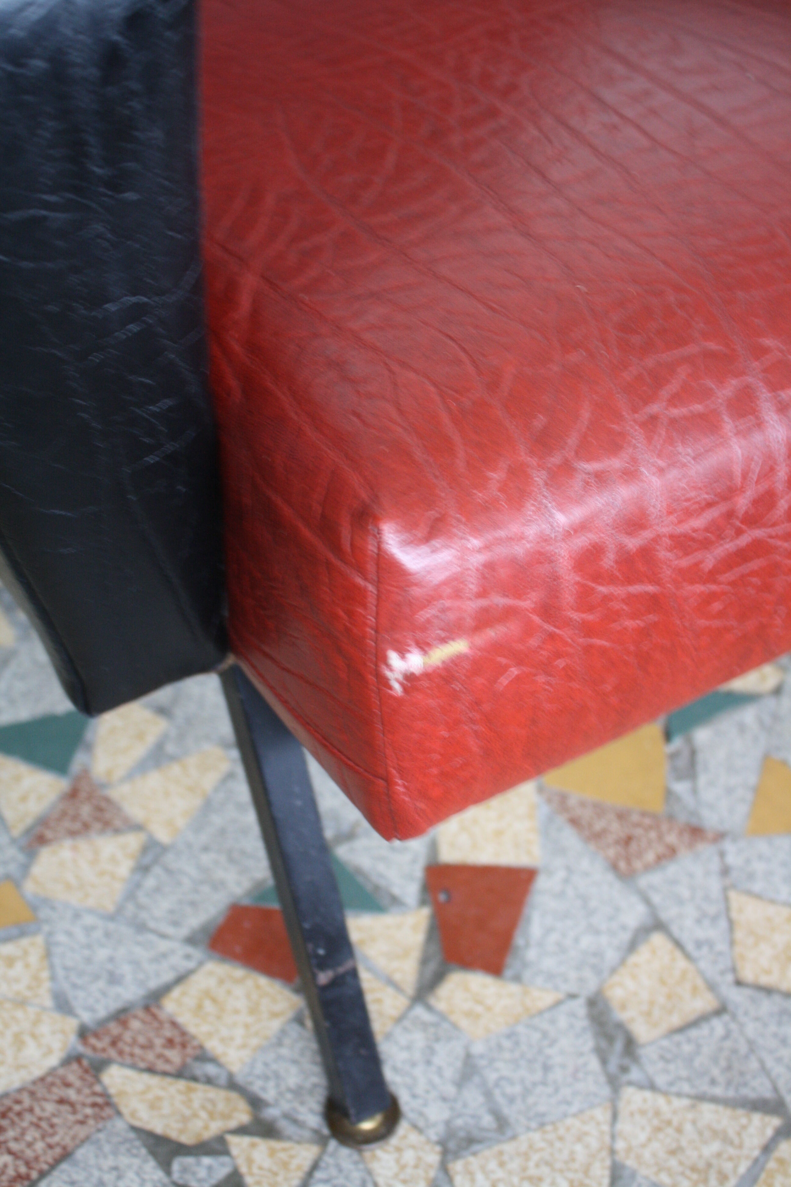 3-seater sofa and 2 rockabilly chairs in red and black skai