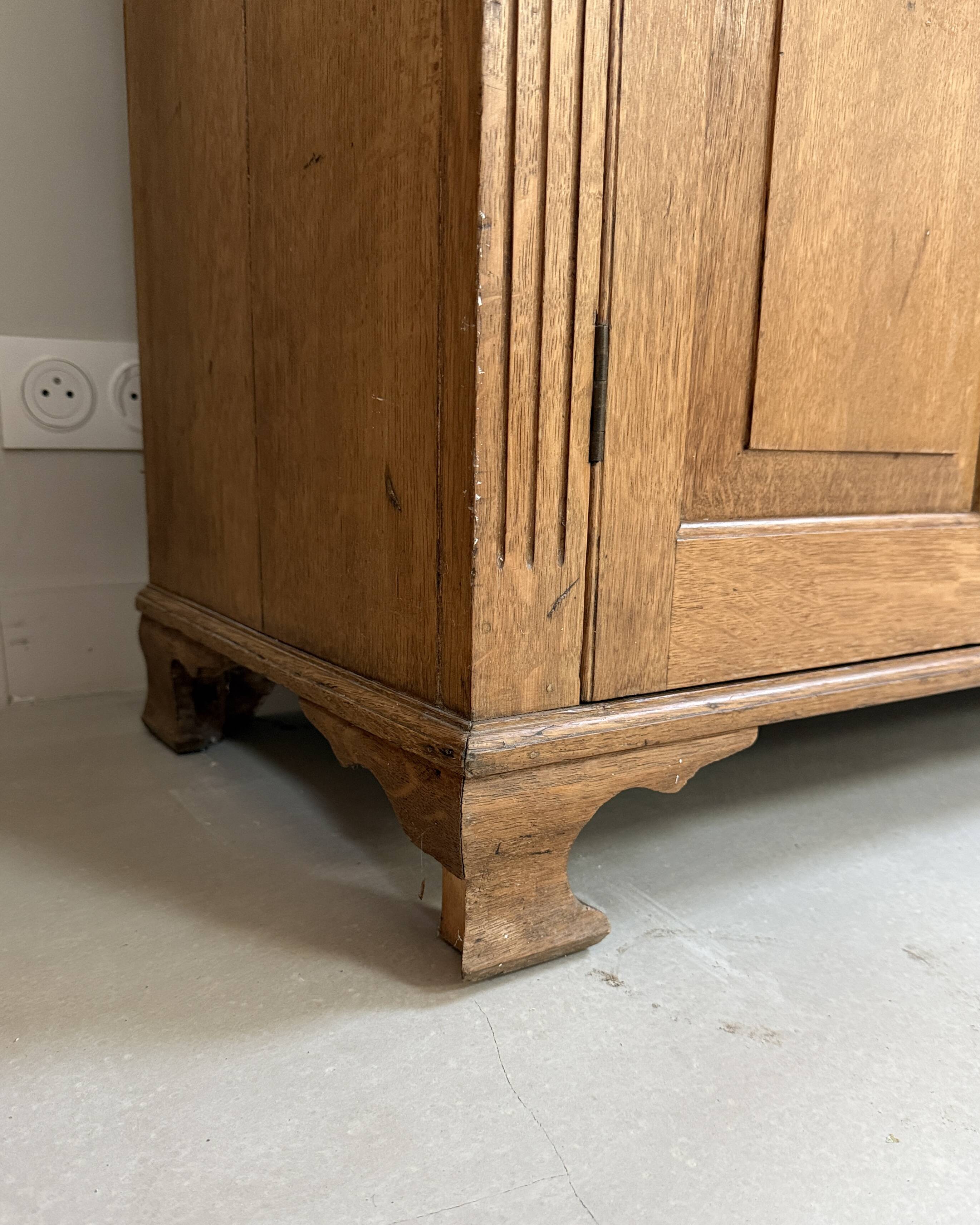 Large two-part display case (renovated)