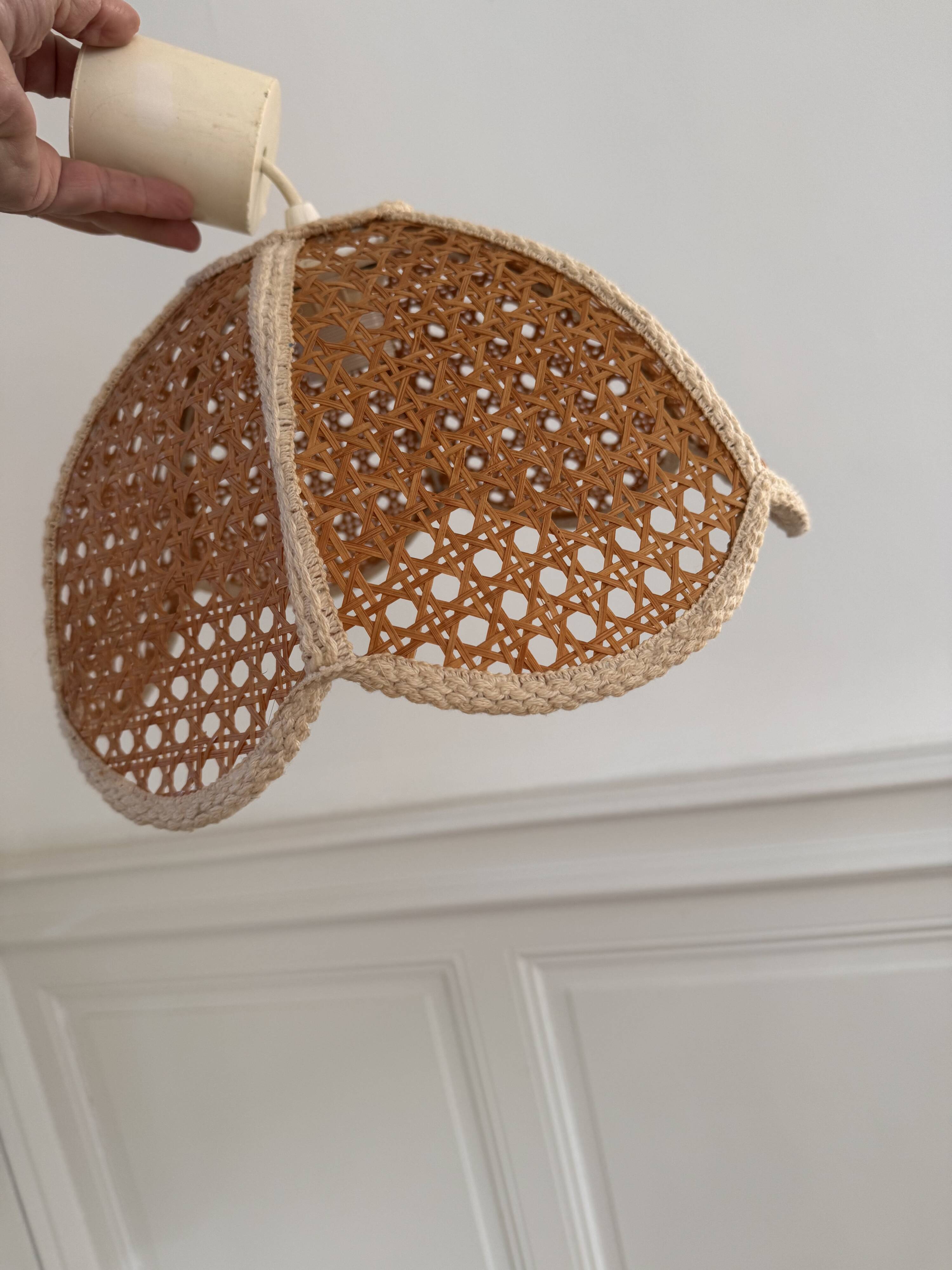 Vintage cannage flower pendant light