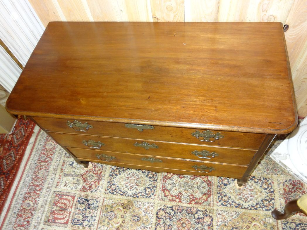 Late 18th century chest of drawers in light mahogany