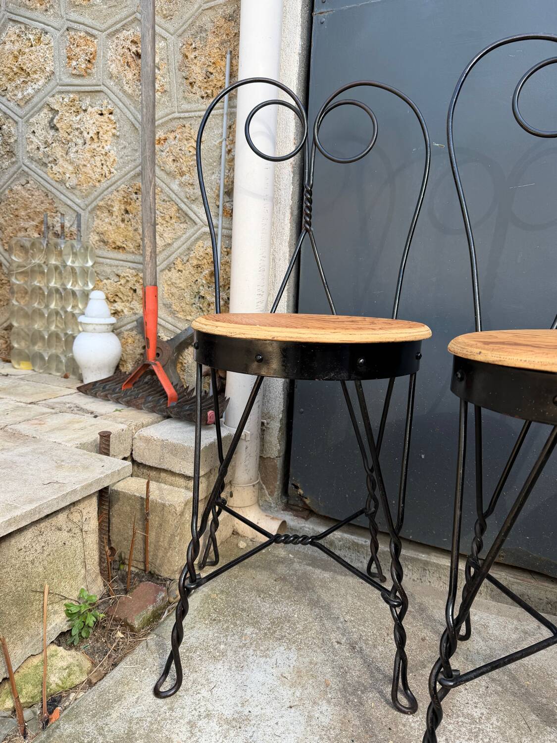Set of 4 vintage wrought iron chairs from the 1940s.