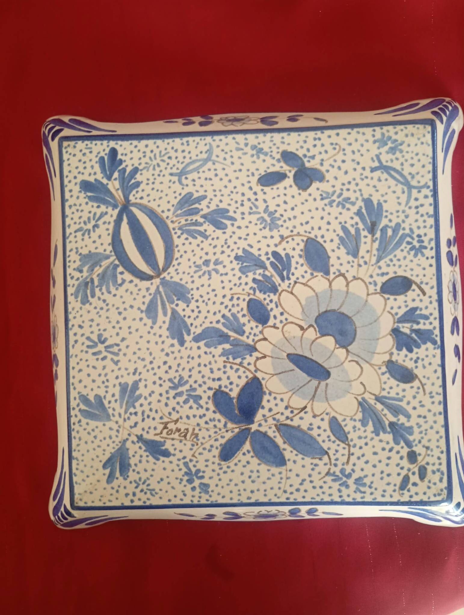Dessous de plat signé Forah