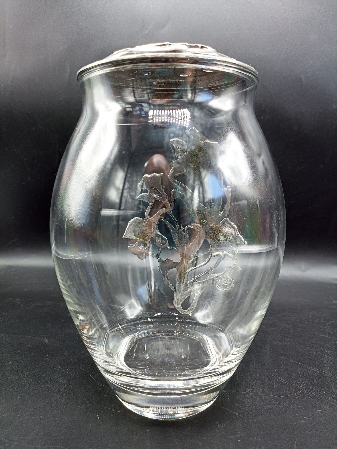 Covered jar / glass and openwork tin vase - Daffodils