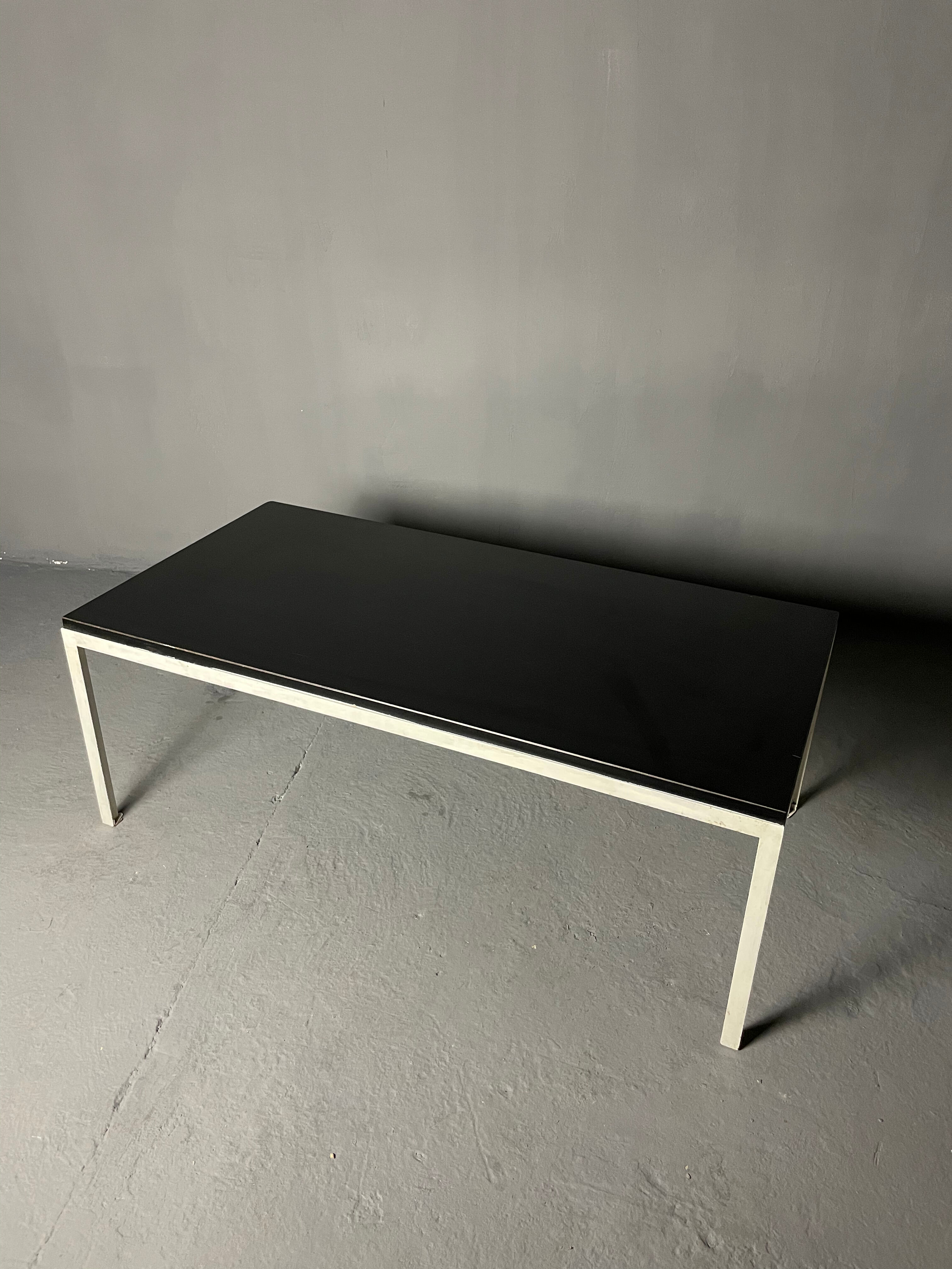 Modèle "T angle" coffee table by Florence Knoll Basset