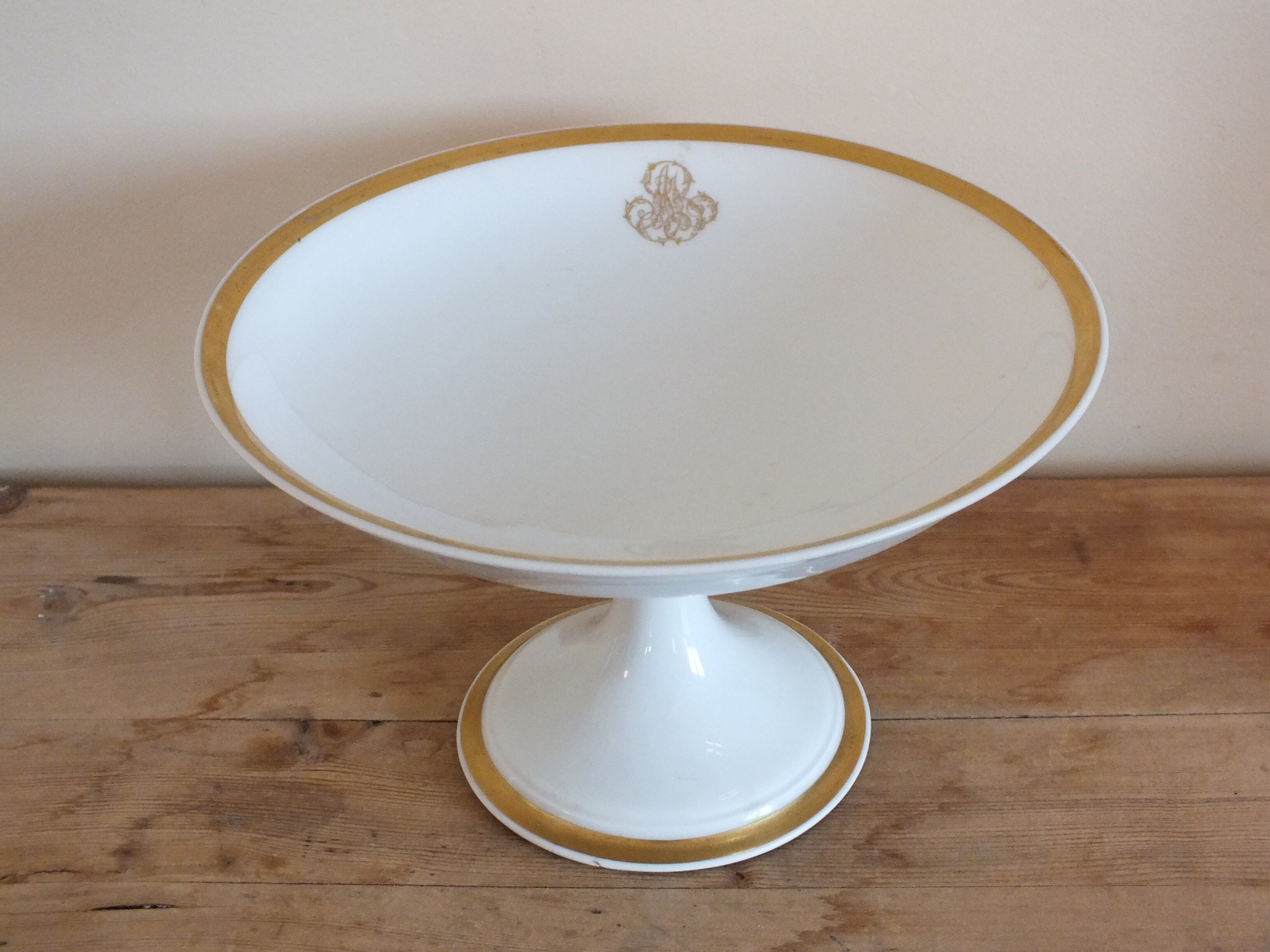 White and gold porcelain display cup - Bosquin in Caen