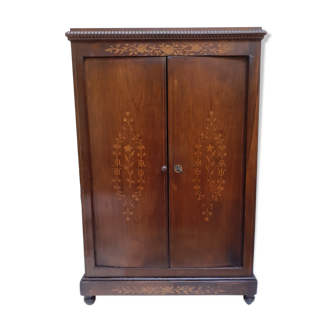 Armoire de maîtrise ou armoire pour les poupées en bois XIX siècle