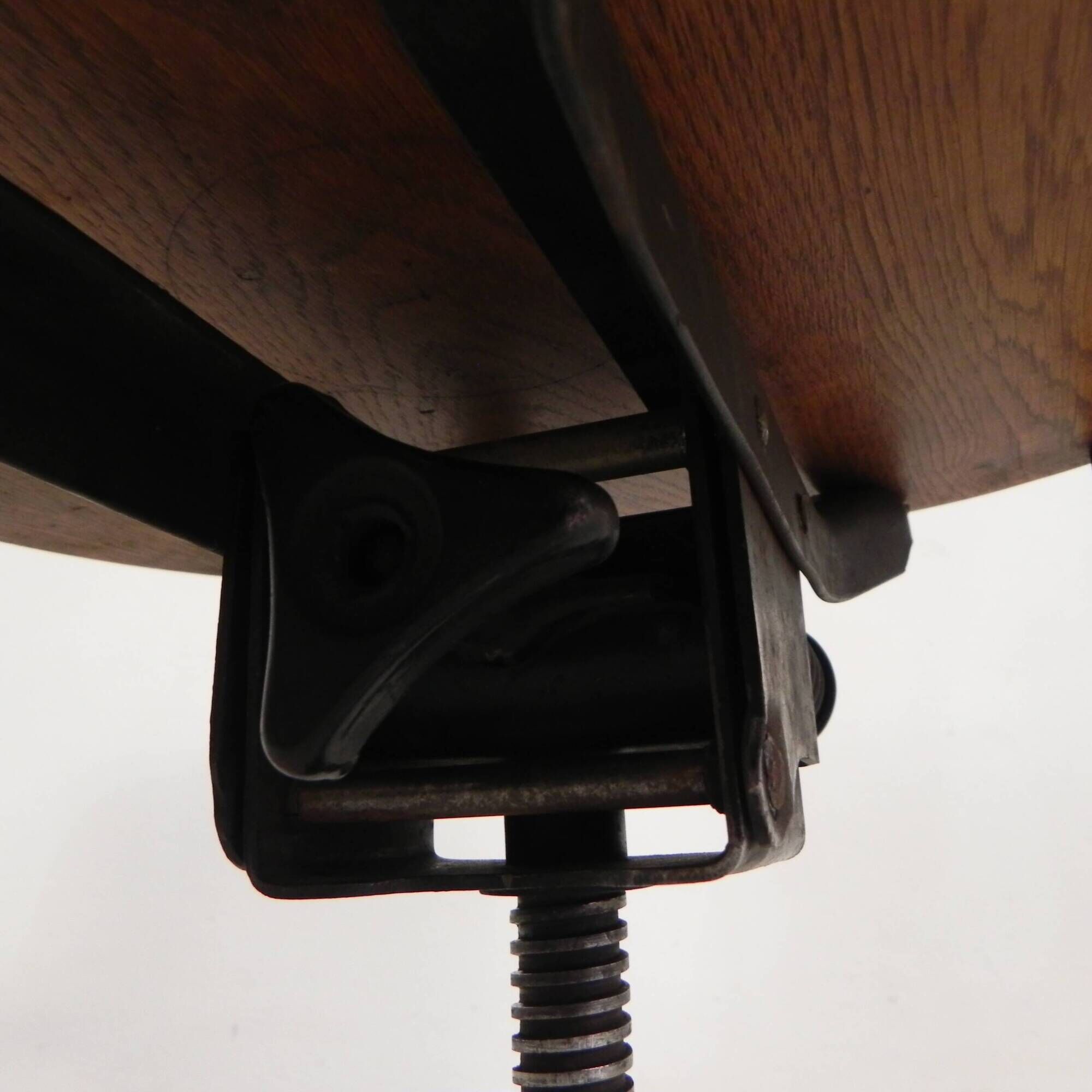 Oak office chair with adjustable spring system and height adjustment, 1950s.
