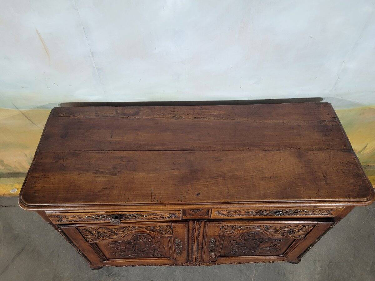 Buffet sculpté Louis XV en noyer
