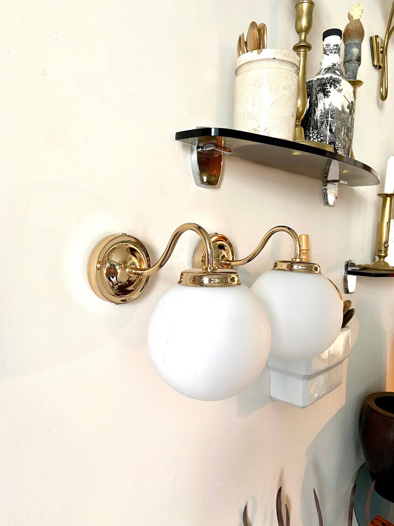 2 wall lamps in gilded metal and white opaline