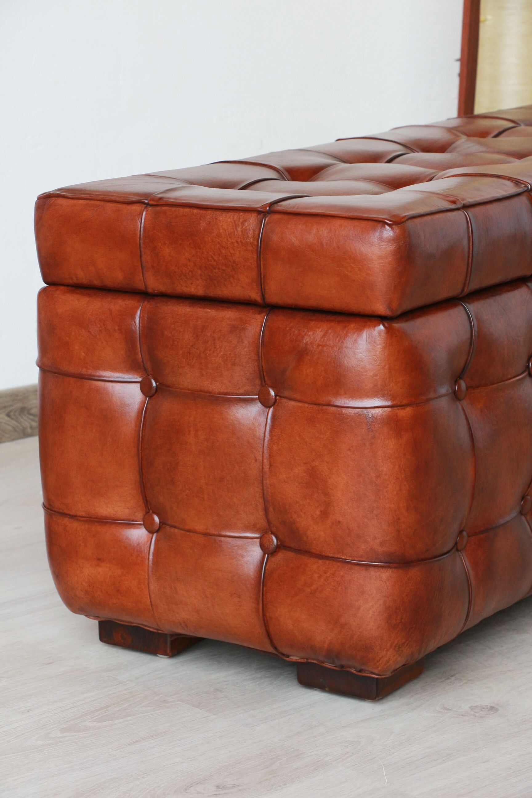 Chesterfield-style leather chest - "Jack" model - Olivier de Schrijver
