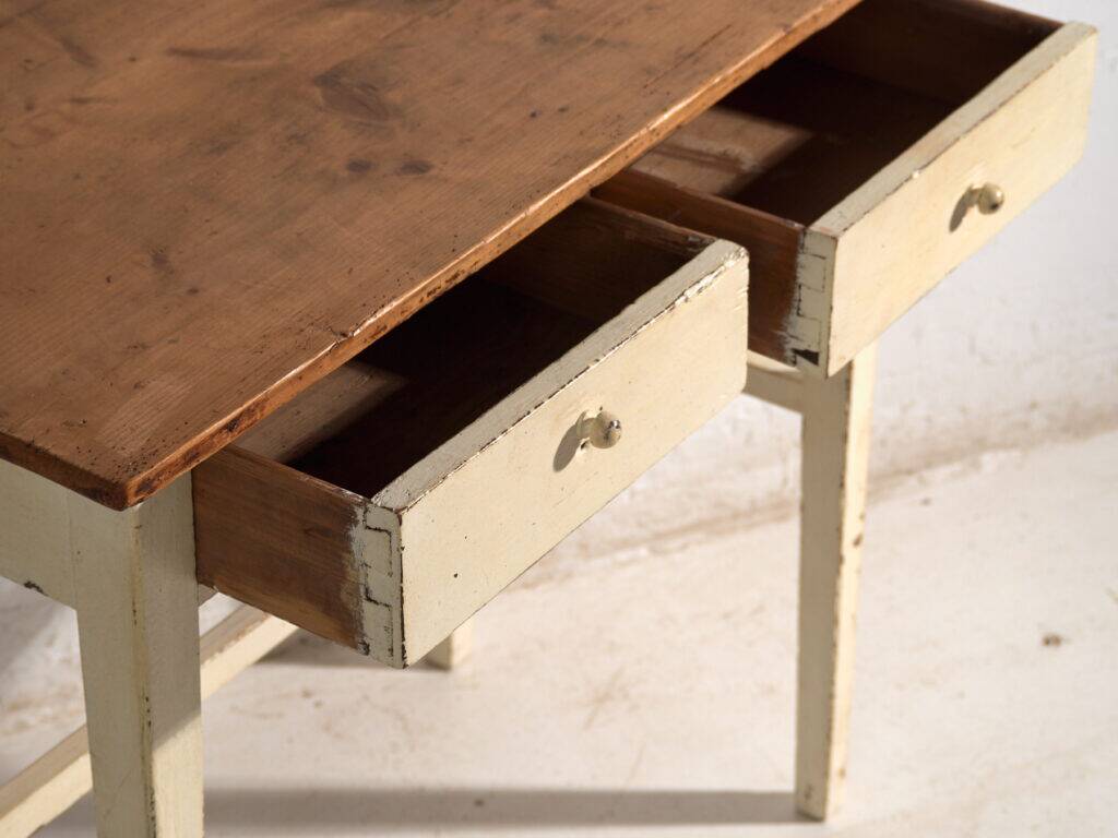 Table ancienne à deux tiroirs en pin – Europe centrale, vers 1910