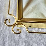 Miroir mural Hollywood Regency en laiton doré - 70 x 46 cm