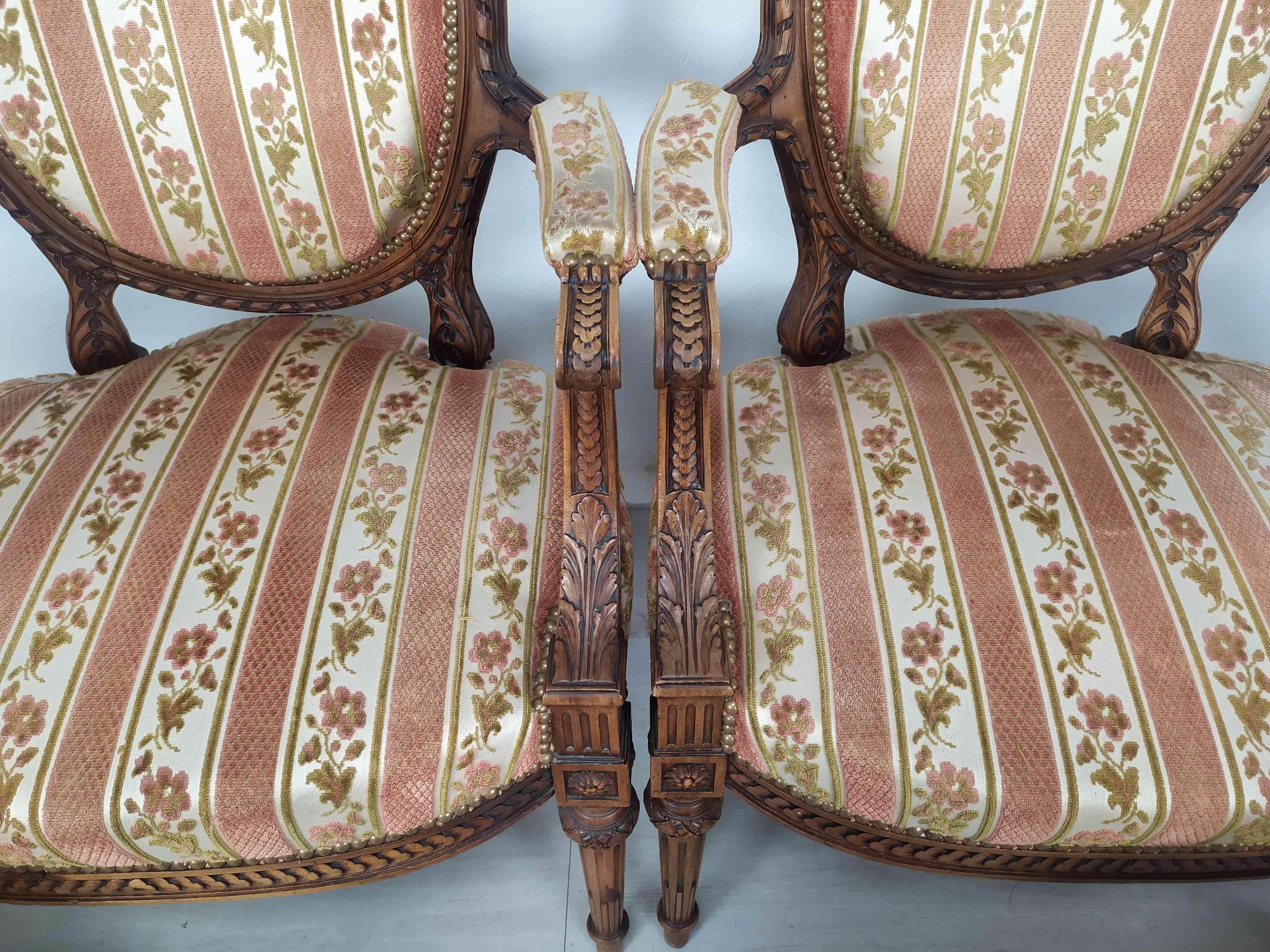 Lounge armchairs bench medallion