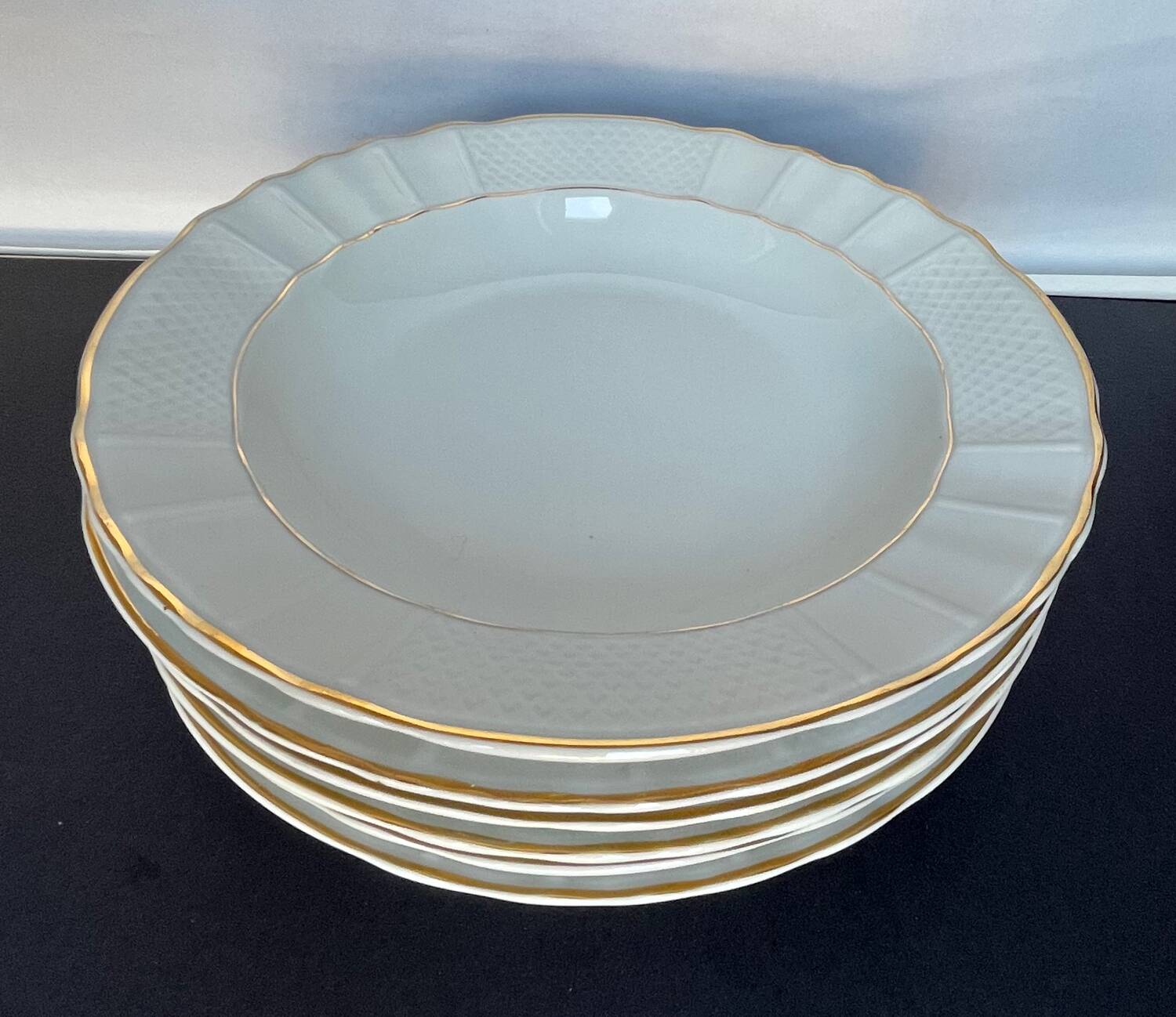 6 white porcelain plates