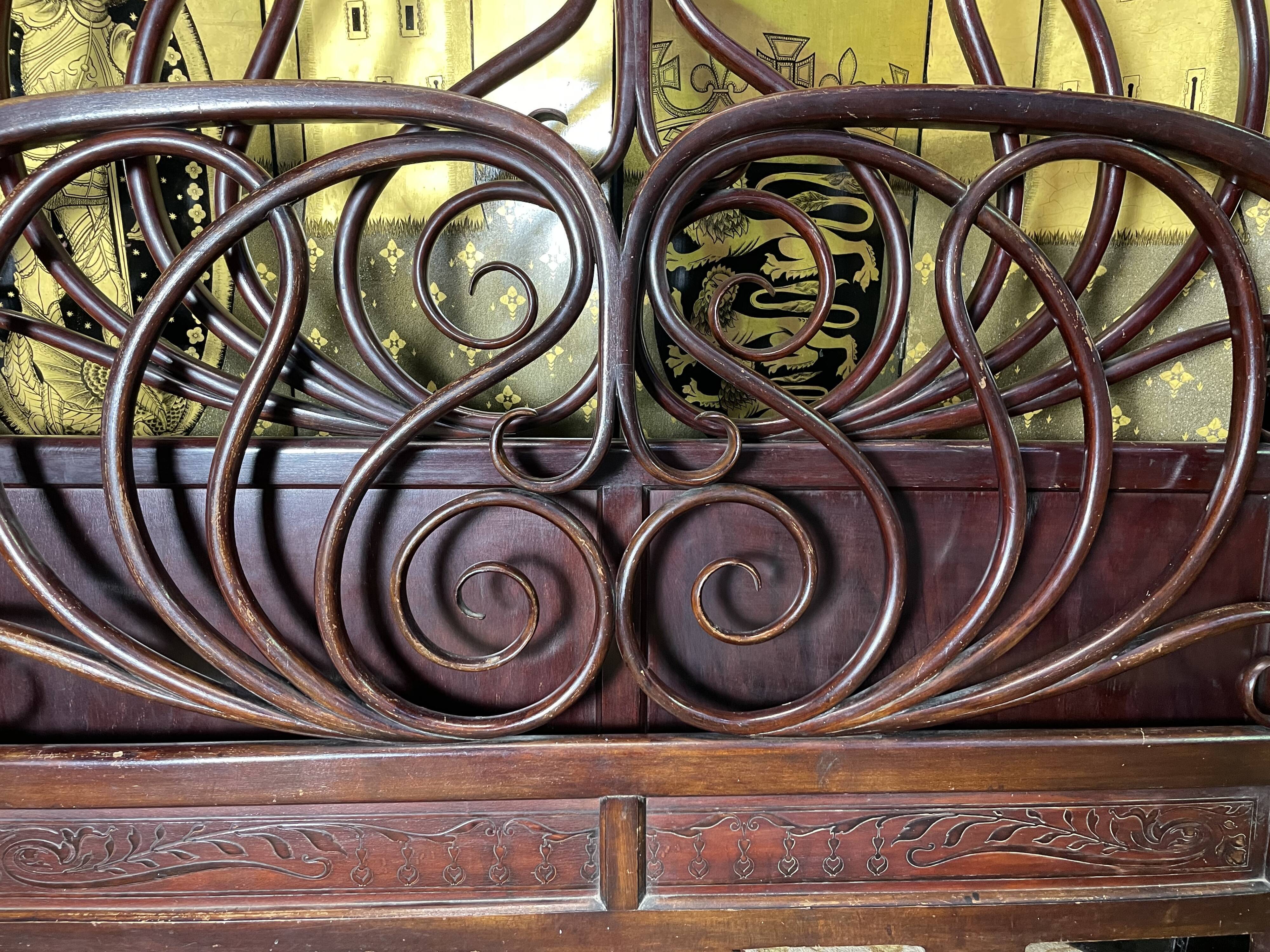 Curved wood bed kohn 1904