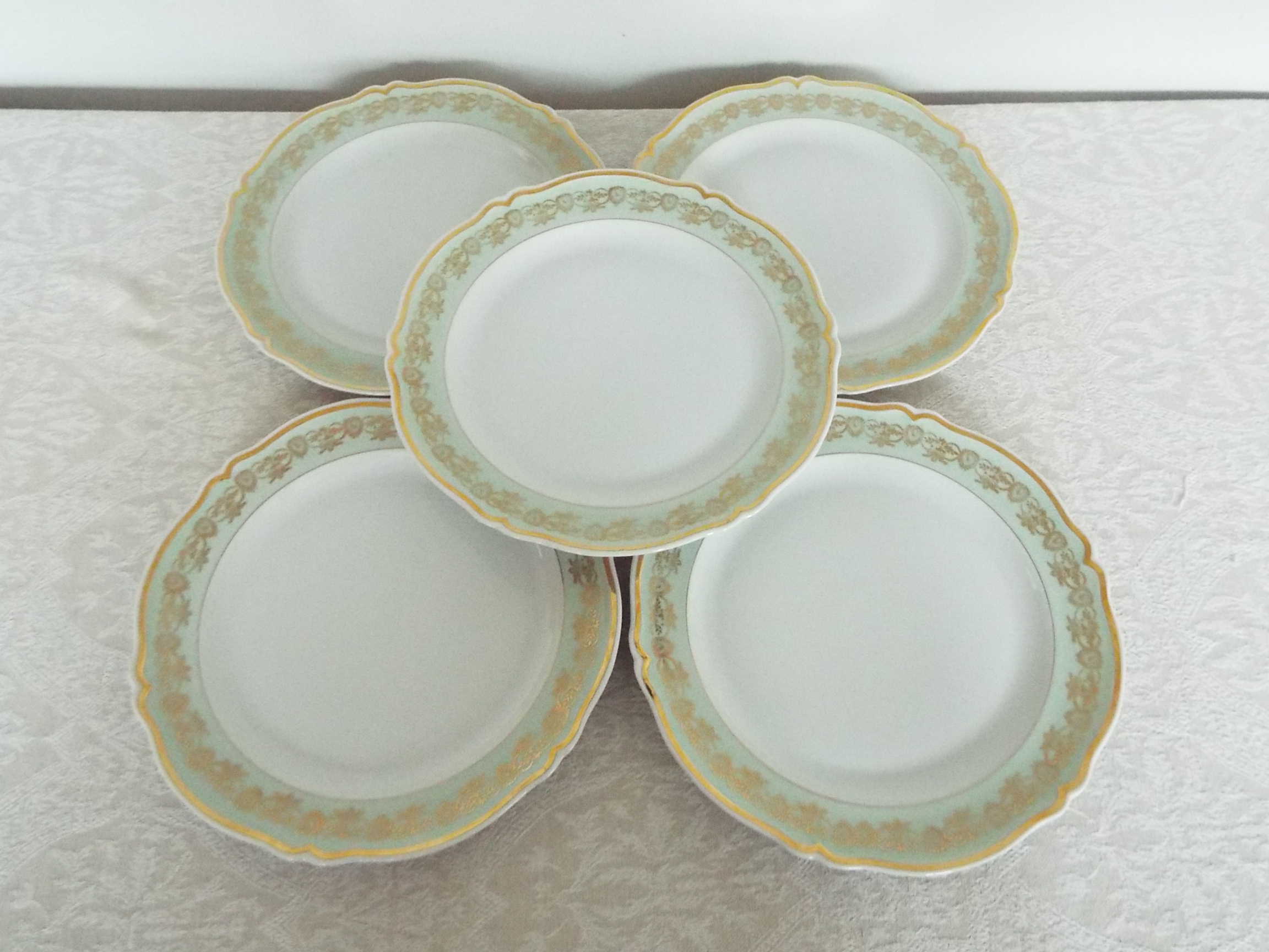 5 flat porcelain plates