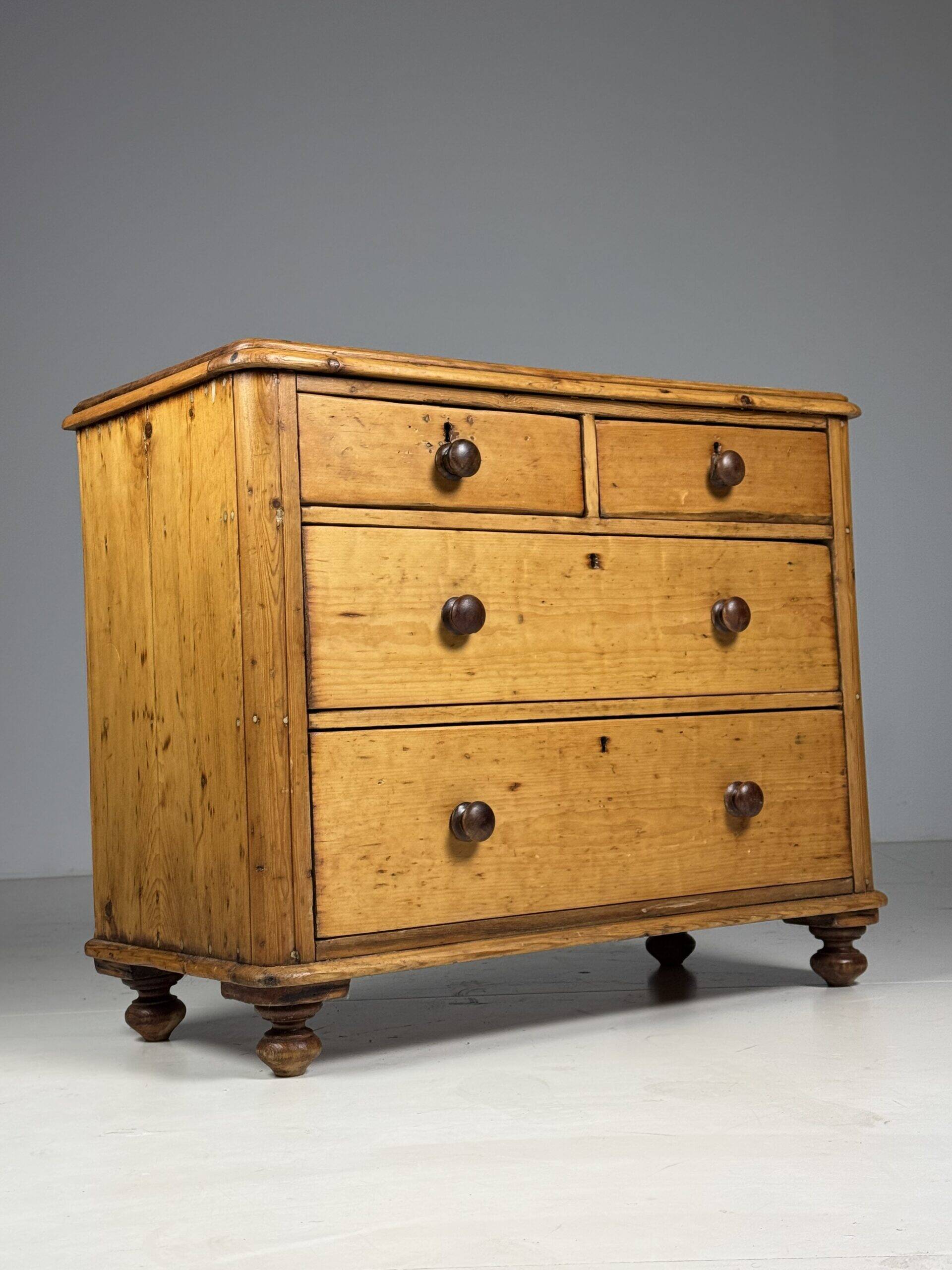 Pine commode English