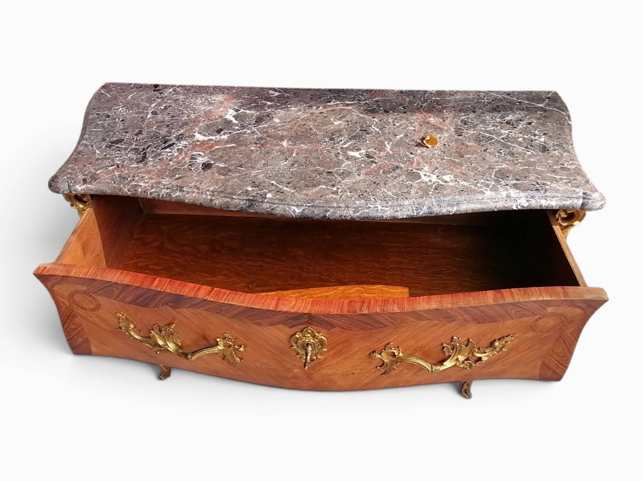 Commode en bois de plaquage, marbre et bronze - Style Louis XV.