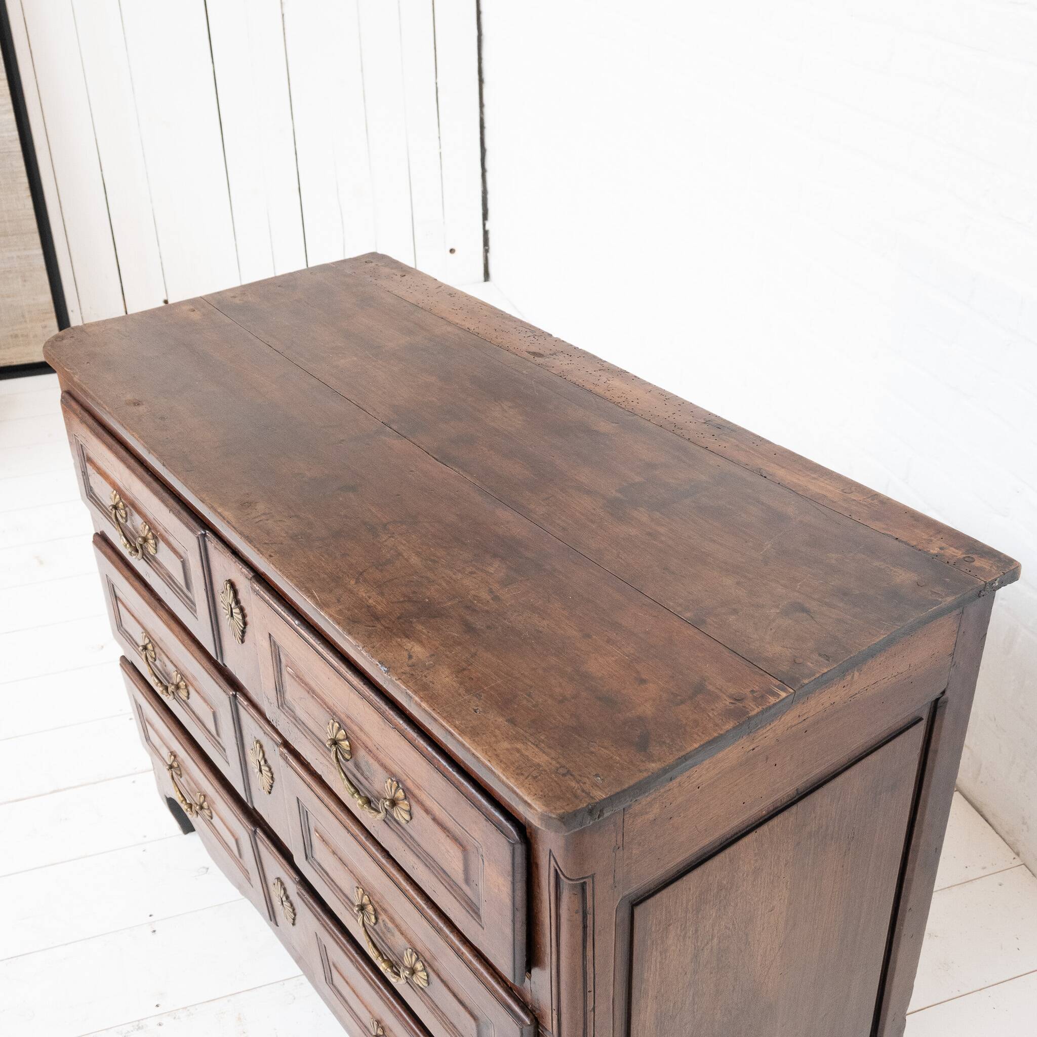 Commode Française Louis XVI en noyer, 18ème