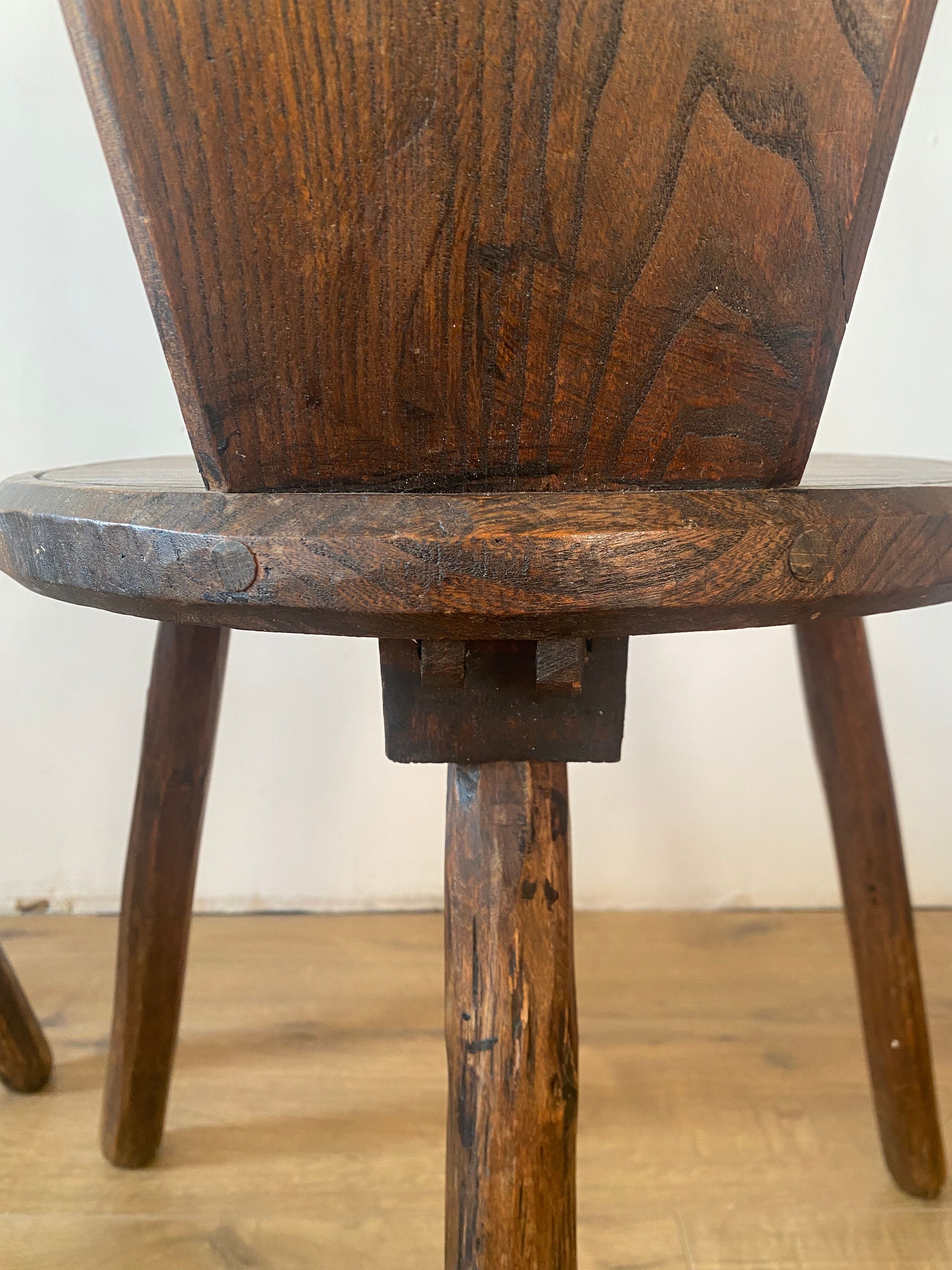 4 chaises tripode de ferme brutalistes