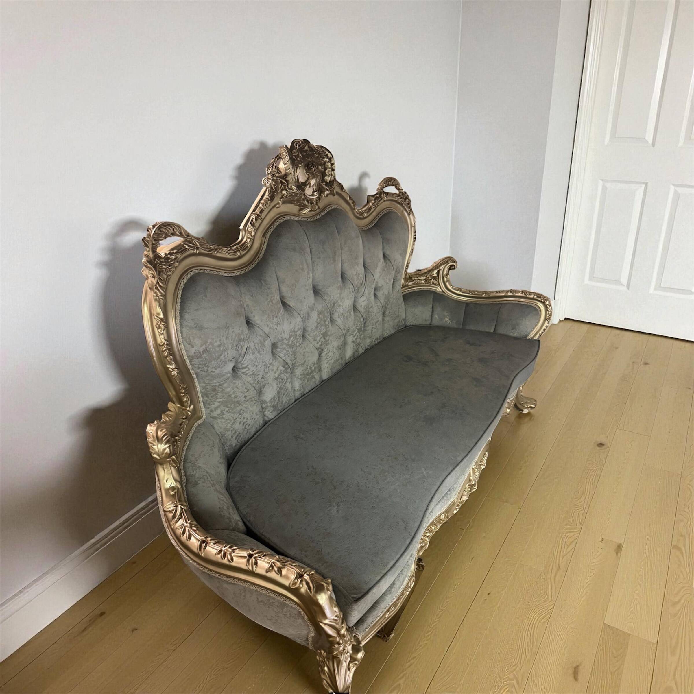 Un canapé bleu clair doux et argenté capitonné en bois d'hêtre Style Louis