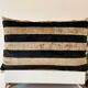 Coussin Ikat velours noir crème