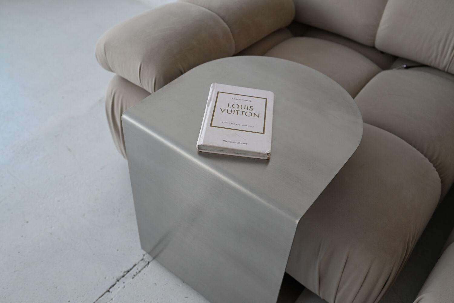 Table d'appoint en acier inoxydable en forme de C Veliento