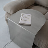 Table d'appoint en acier inoxydable en forme de C Veliento