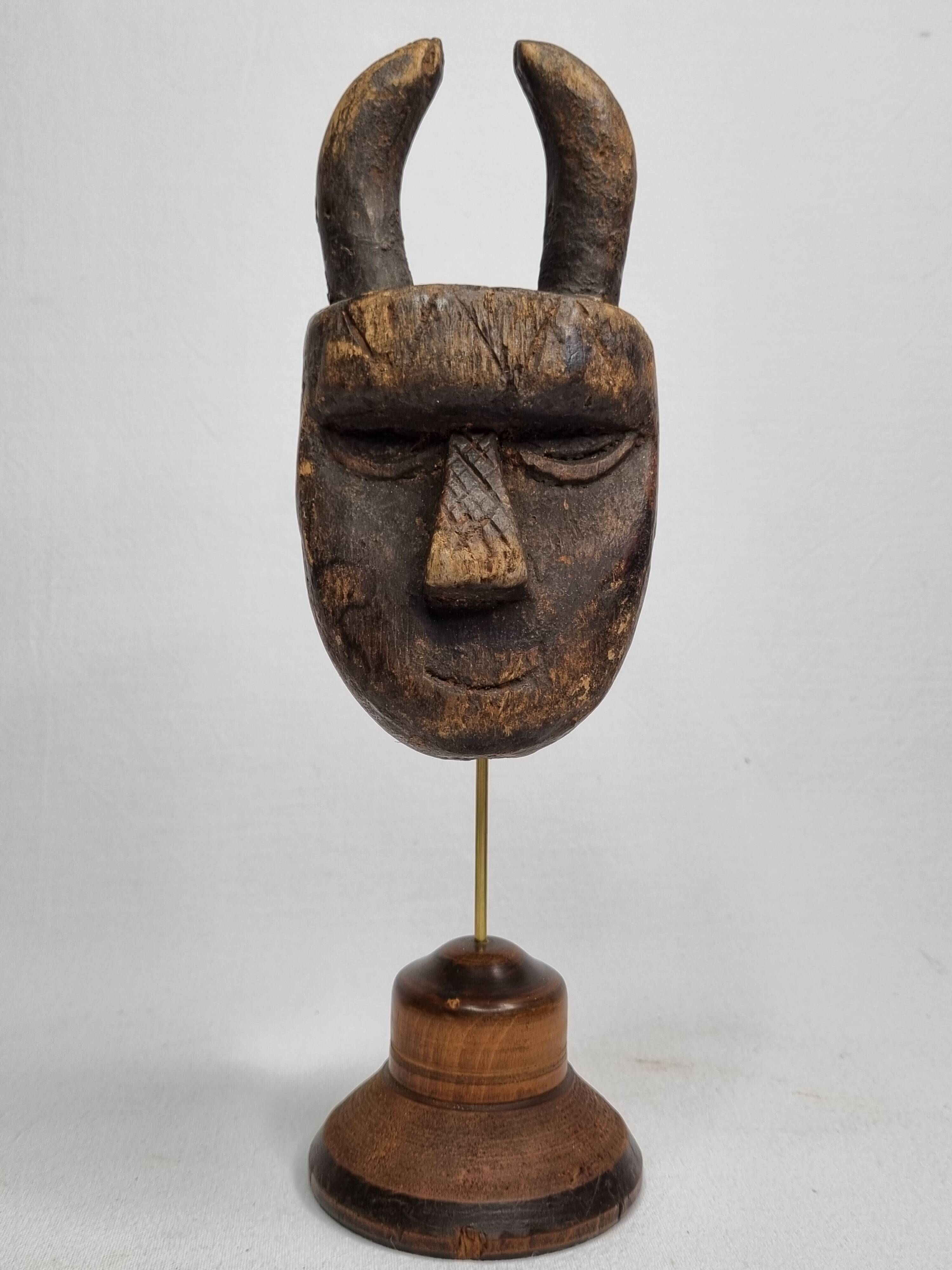 Toma passport mask, antique patinated wood, 16 cm, with stand
