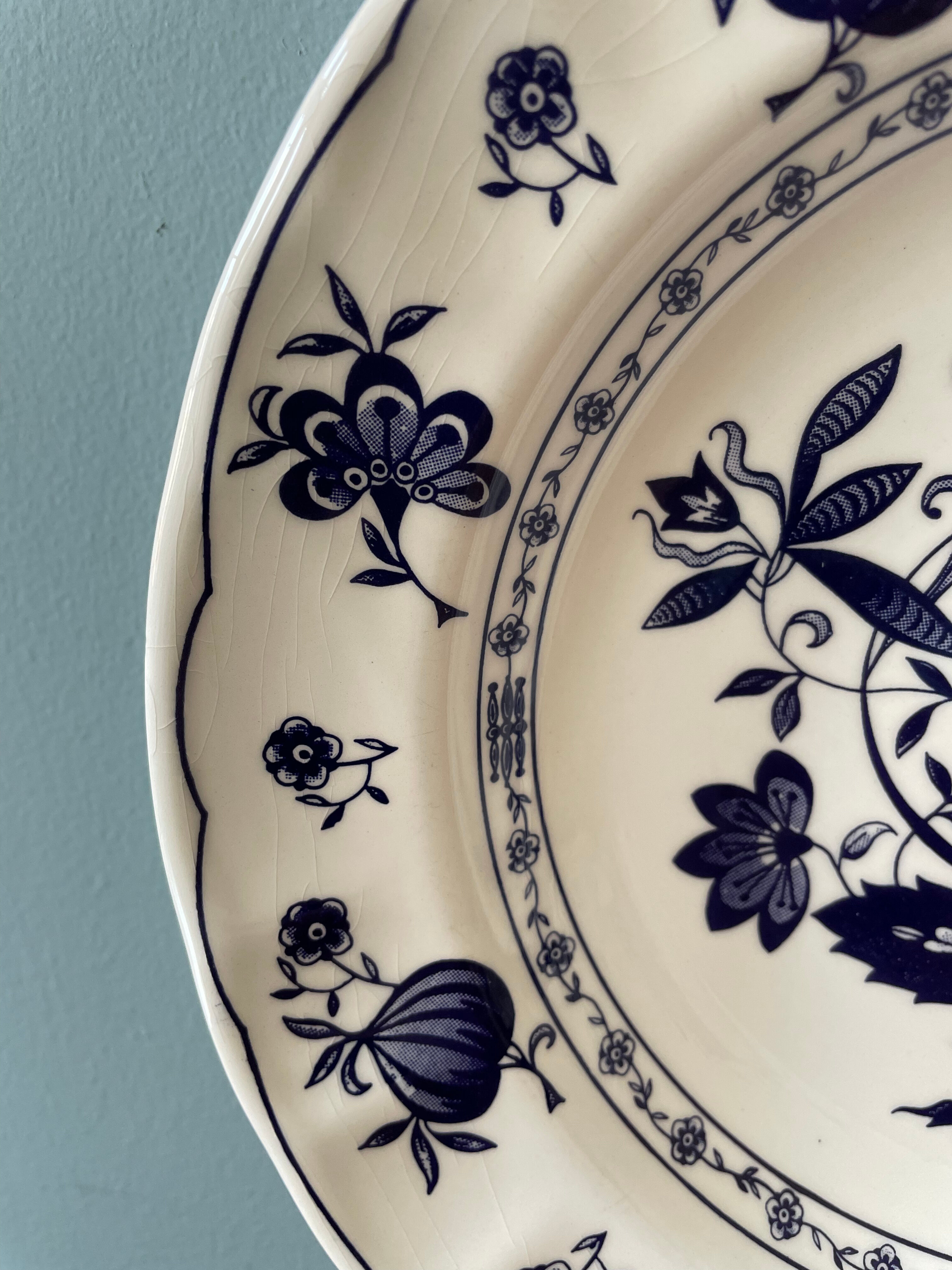 Set of two decorative hollow plates nineteenth century