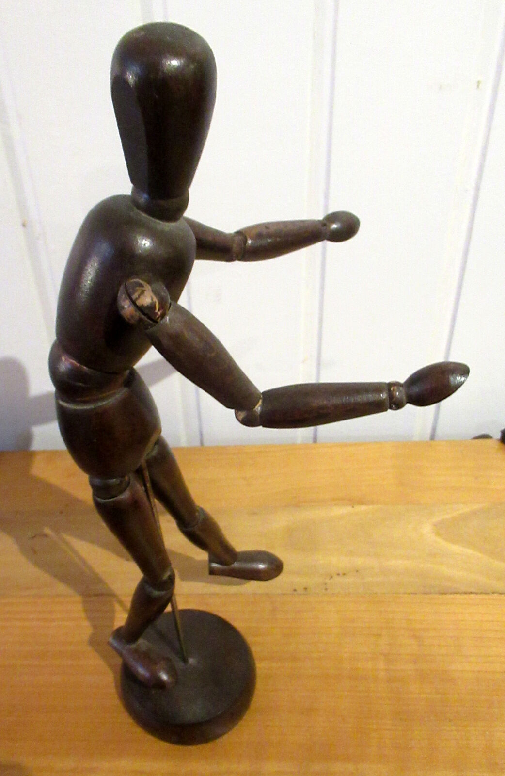 Articulated wooden mannequin