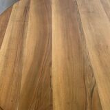 Round dining table with fluted legs in solid wood