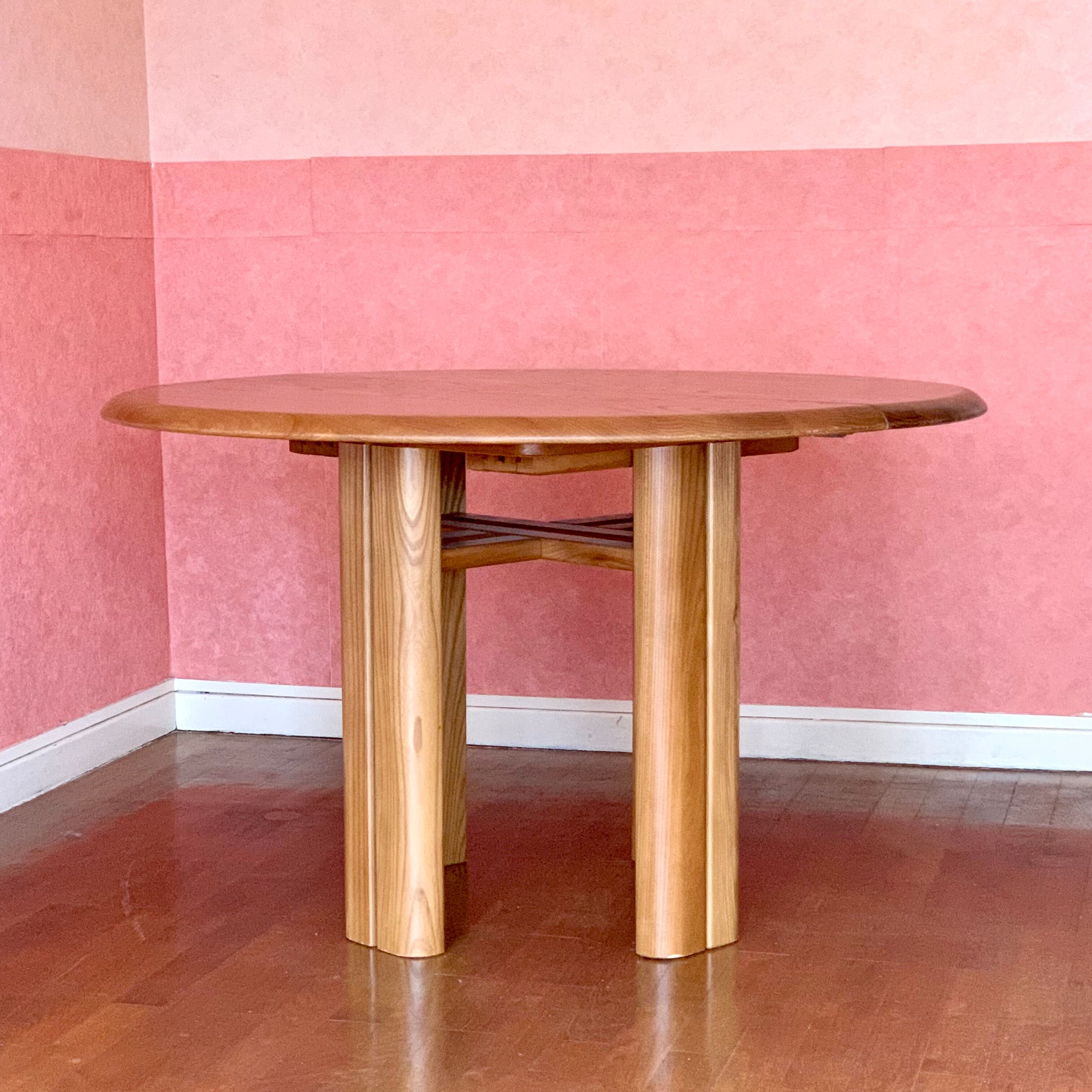 Round table in vintage solid elm