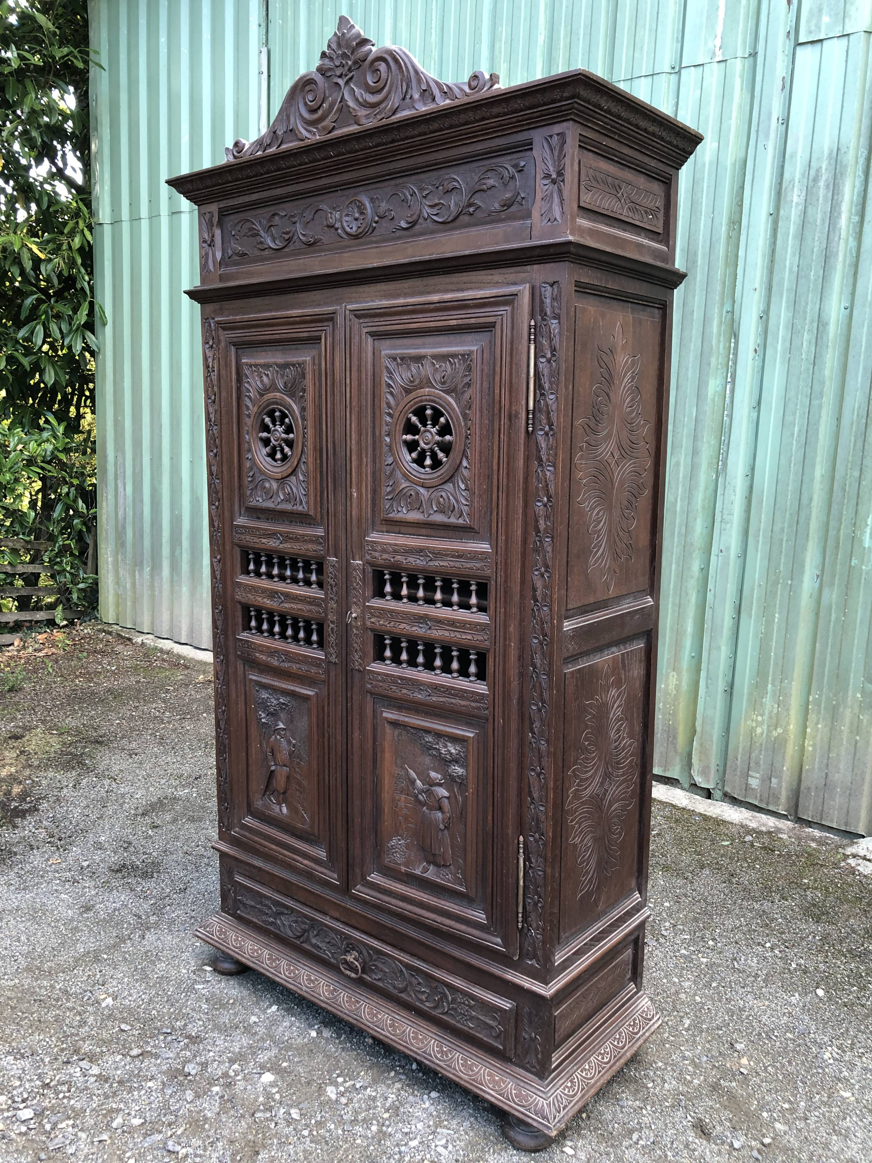 Armoire bretonne à personnages sculptés du début 20e à 2 portes et 1