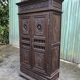 Breton cabinet with carved characters of the early 20th century with 2 doors and 1 oak drawer.
