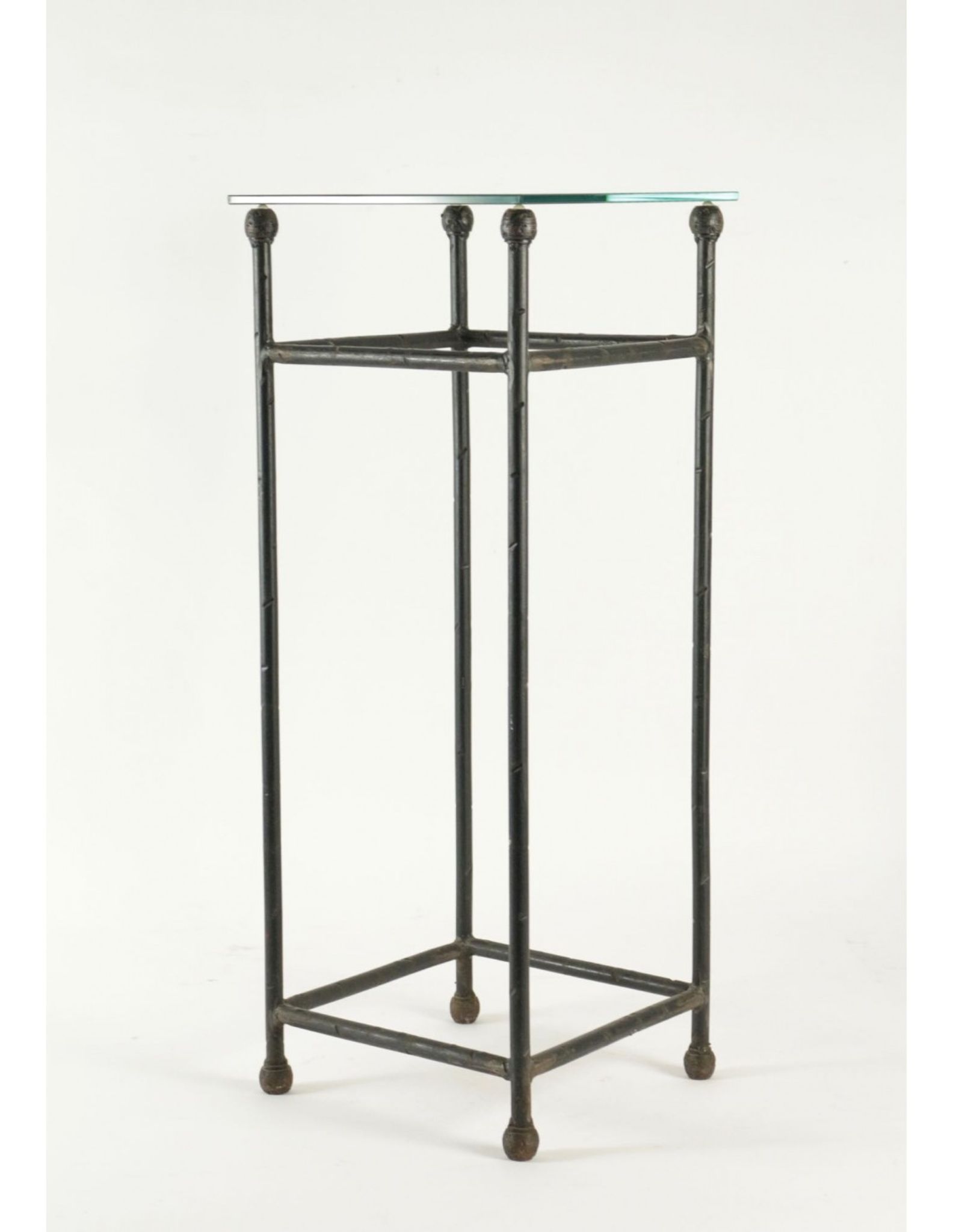 Deux consoles, gaines en fer forgé dessus en verre, XXème siècle