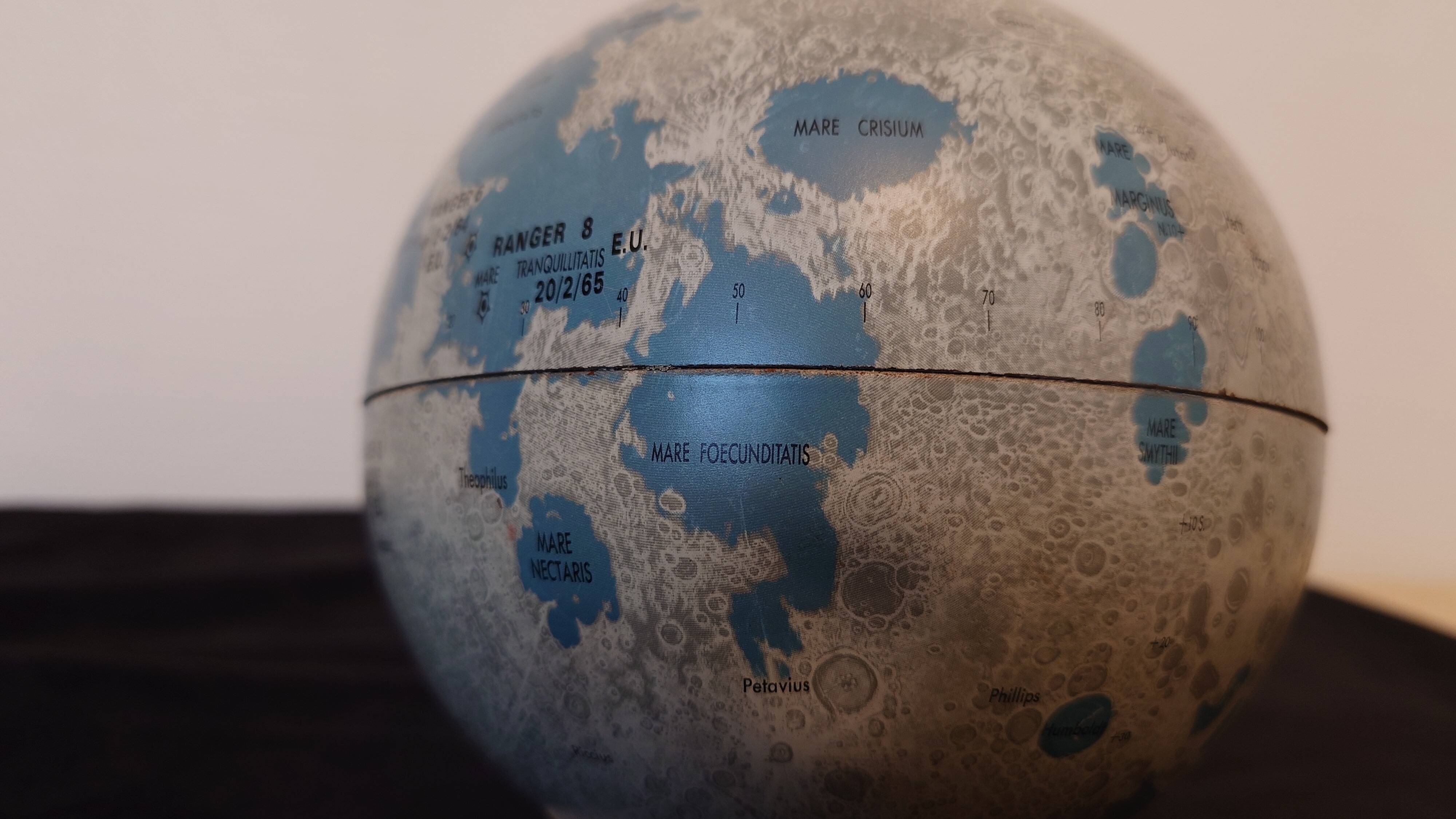 Lunar globe Robert I. Johnson 1966 – Vintage NASA – metal, original base