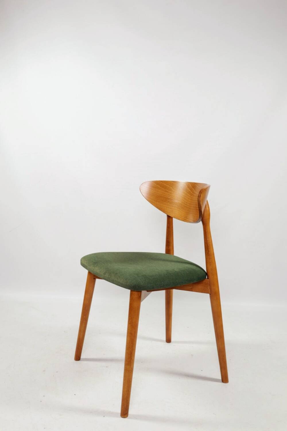 Scandinavian design dining room chairs in green velvet, set of 4