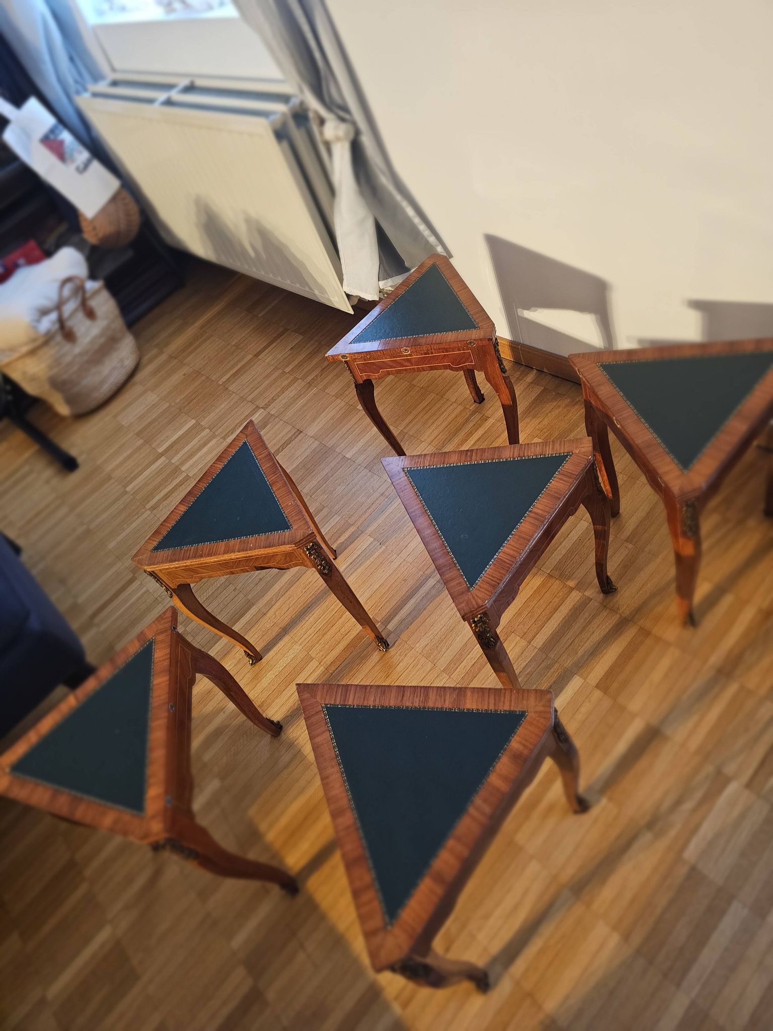 Coffee table divisible into 6 parts, very practical.