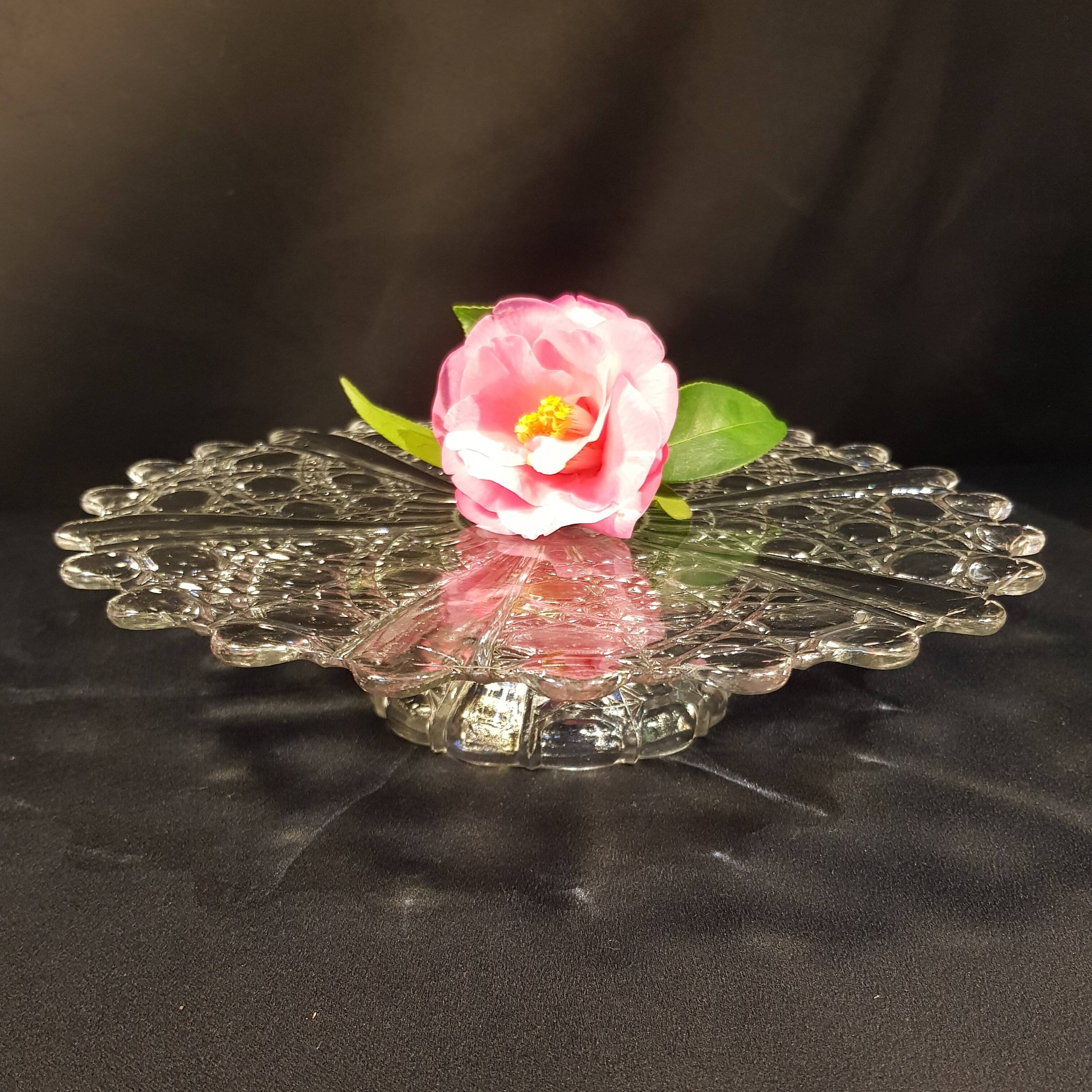 Presentation dish on glass foot