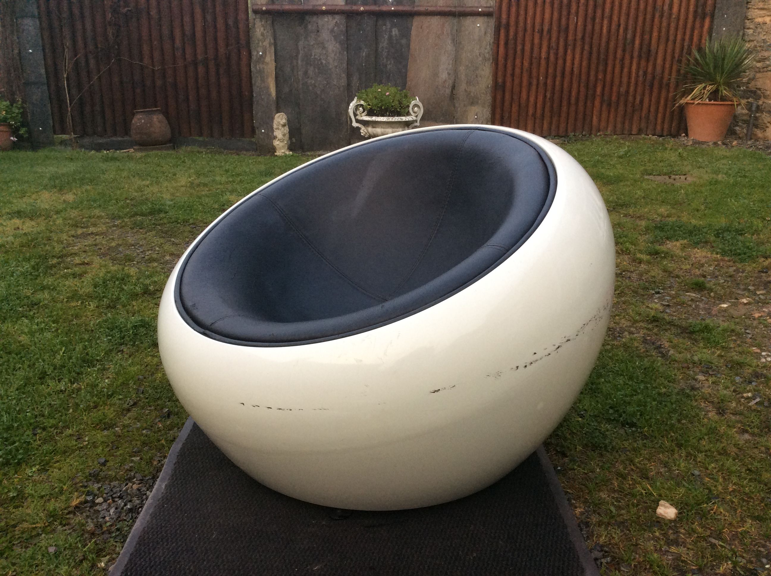 Armchair design egg pod ball chair iconik white and imitation black leather as it is.