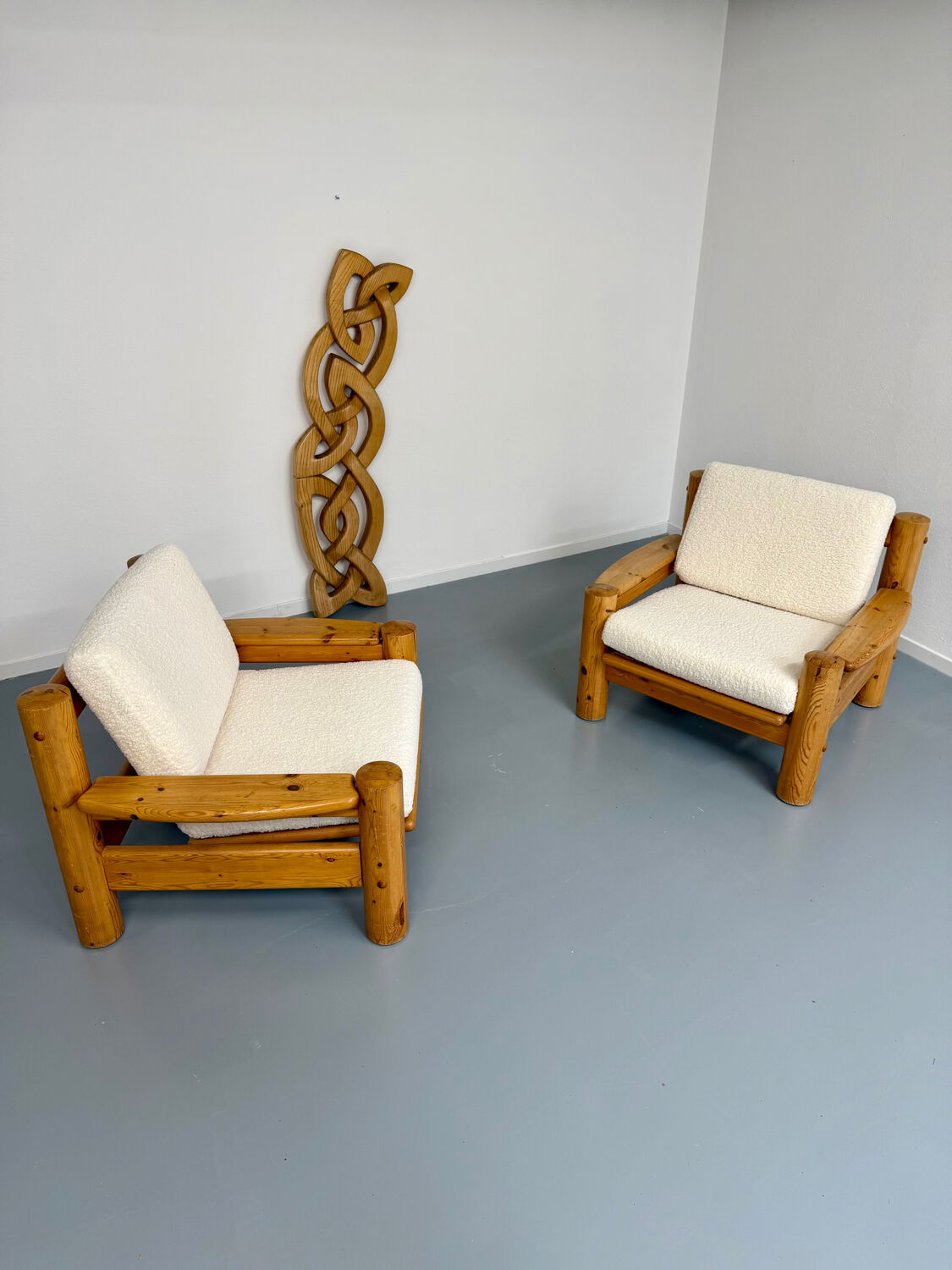 Set of 2 armchairs in solid pine with boucle fabric, 1970s Scandinavian design.