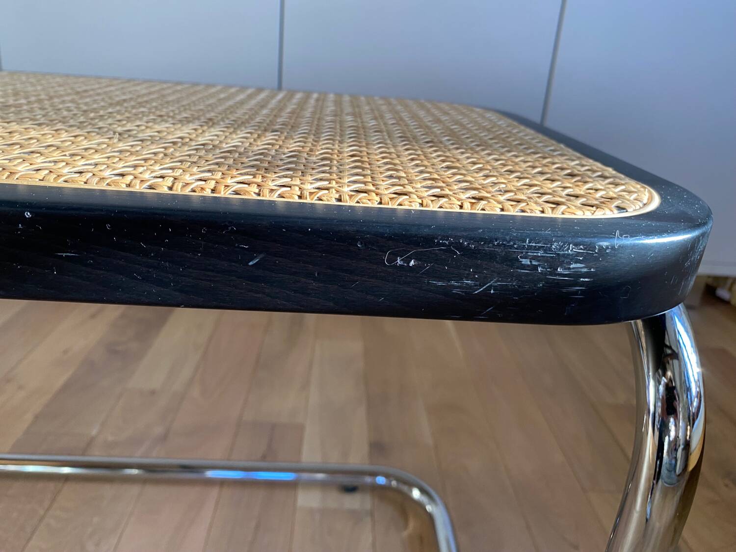 Banc en cannage, bois noir et métal chromé modèle Panchira