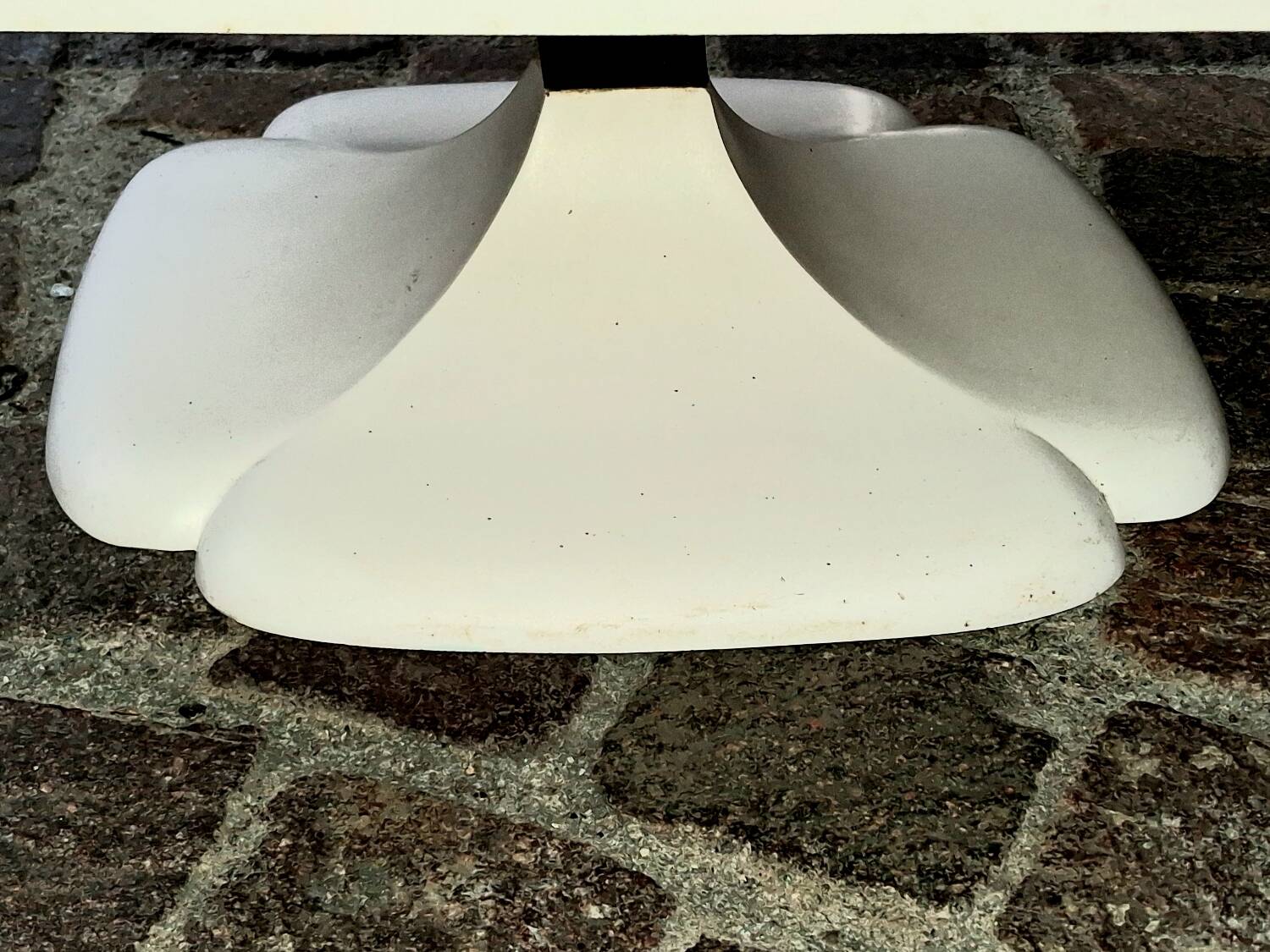 Tulip leg commode design, French manufacturing by Gautier.