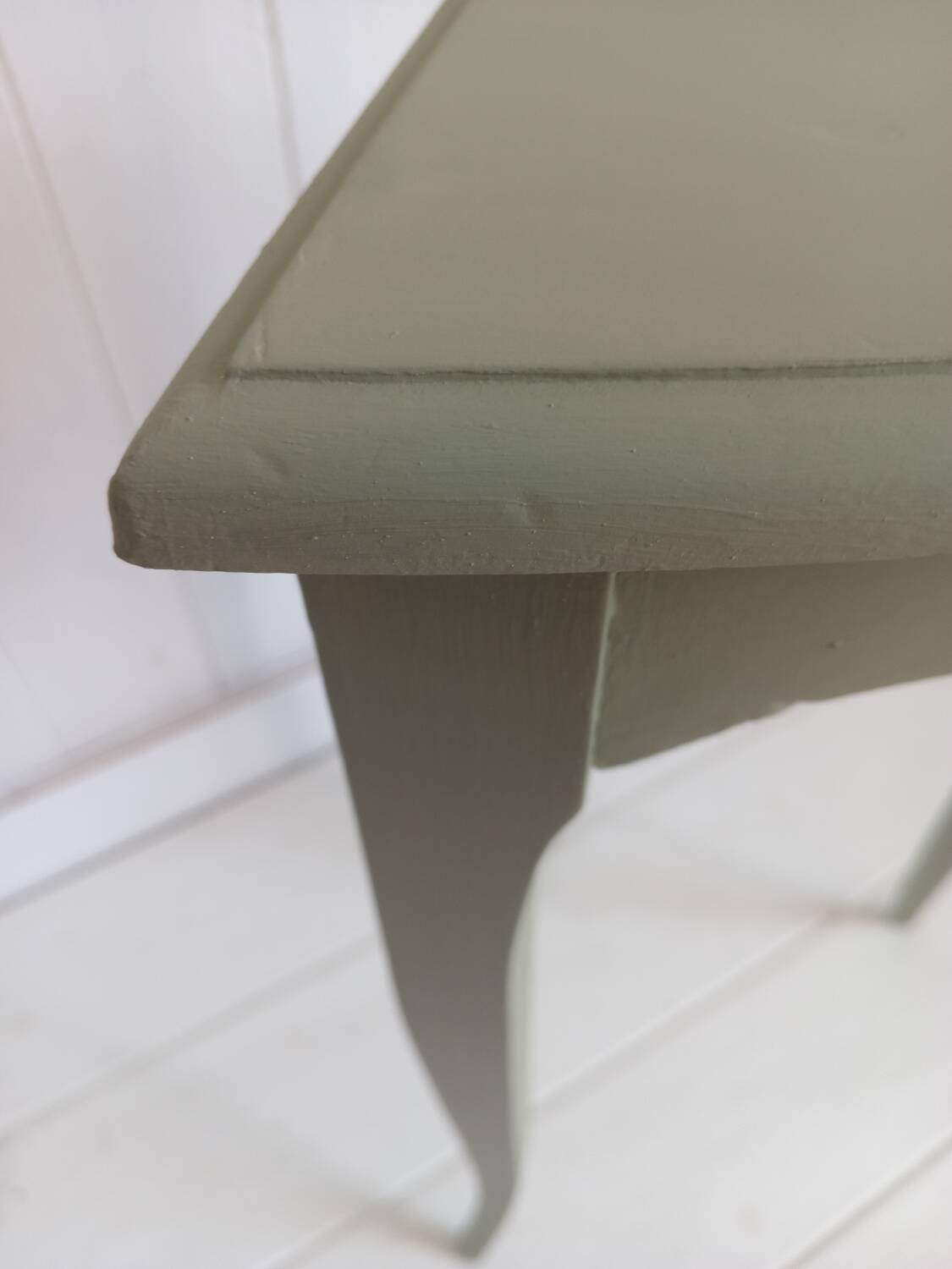 Corner pedestal table