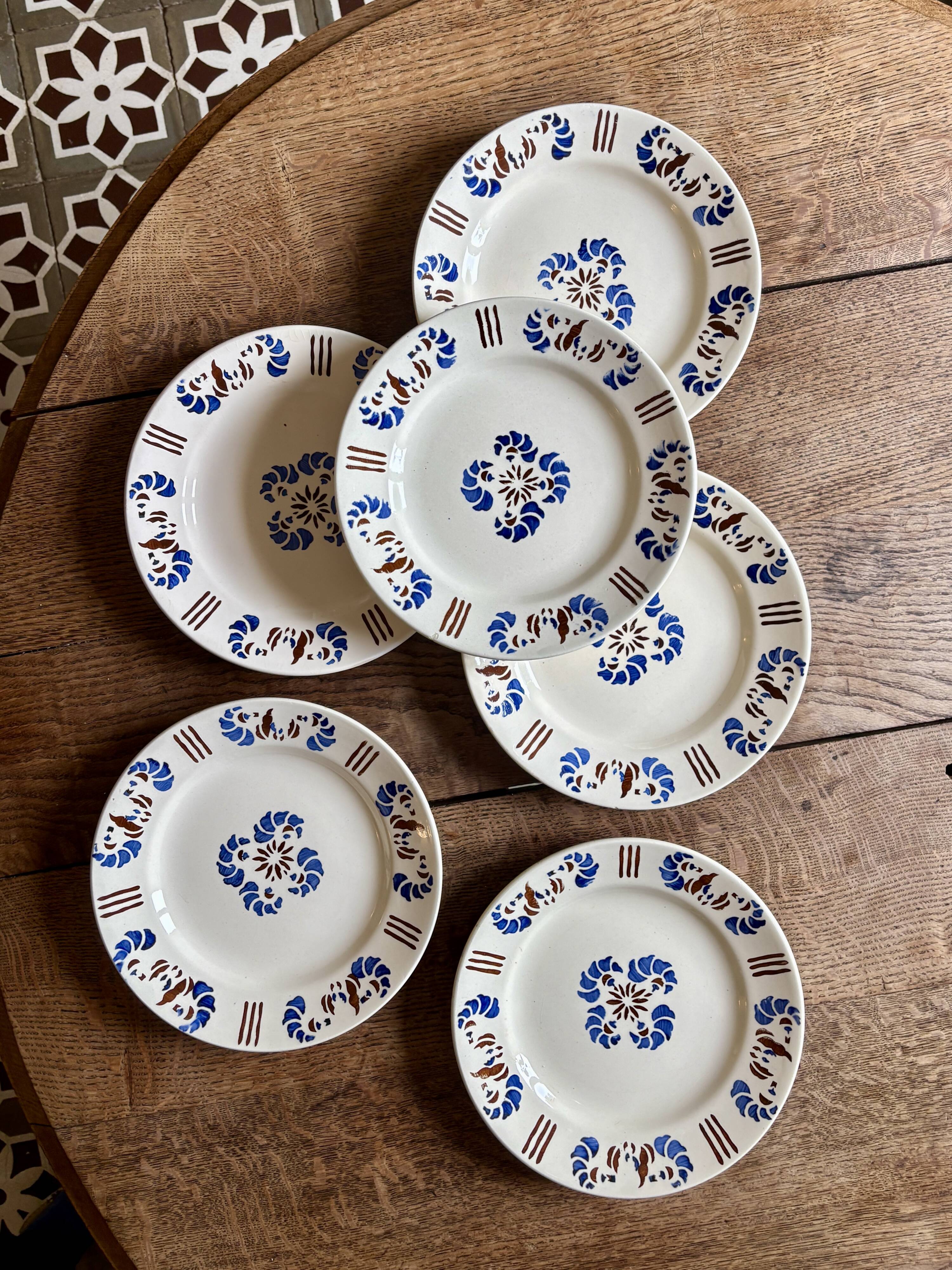 Set of 6 antique plates in the Laval pattern.